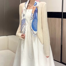 UP AND AWAY 90 方巾 【18mm顶级真丝双面同色丝巾】本款桑蚕丝方巾全新加入 UP and Away 系列 UP AND AWAY 90 方巾 【18mm顶级真丝双面同色丝巾】本款桑蚕丝方巾全新加入 UP and Away 系列