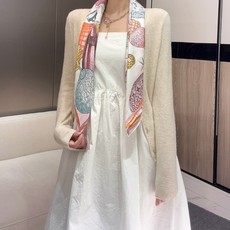UP AND AWAY 90 方巾 【18mm顶级真丝双面同色丝巾】本款桑蚕丝方巾全新加入 UP and Away 系列 UP AND AWAY 90 方巾 【18mm顶级真丝双面同色丝巾】本款桑蚕丝方巾全新加入 UP and Away 系列