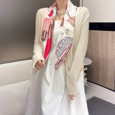 UP AND AWAY 90 方巾 【18mm顶级真丝双面同色丝巾】本款桑蚕丝方巾全新加入 UP and Away 系列 UP AND AWAY 90 方巾 【18mm顶级真丝双面同色丝巾】本款桑蚕丝方巾全新加入 UP and Away 系列