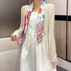 UP AND AWAY 90 方巾 【18mm顶级真丝双面同色丝巾】本款桑蚕丝方巾全新加入 UP and Away 系列 UP AND AWAY 90 方巾 【18mm顶级真丝双面同色丝巾】本款桑蚕丝方巾全新加入 UP and Away 系列