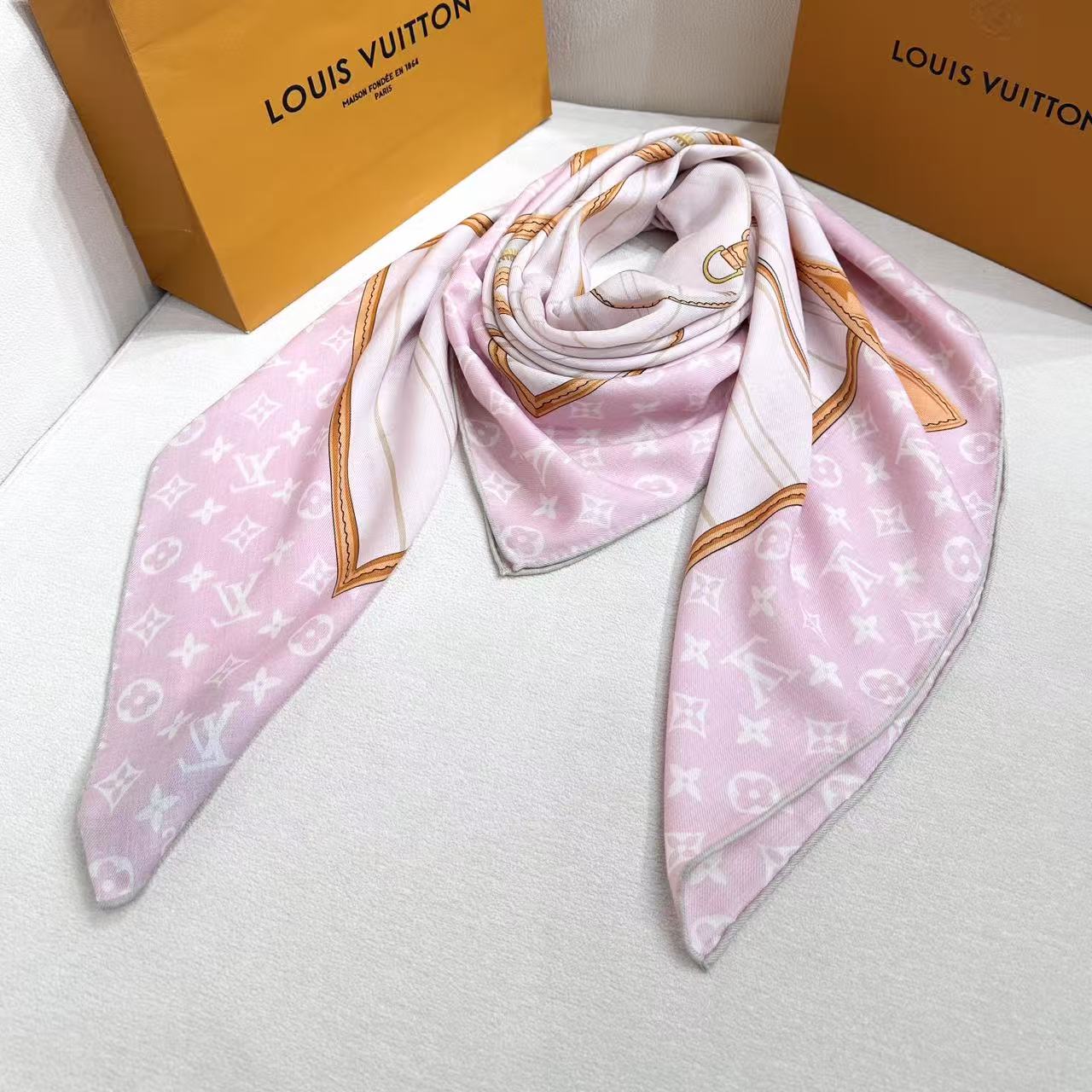 Louis Vuitton 90 手感柔软绝对独一无二❗金字塔尖的数码印花， My Neverfull 丝绒大方巾回溯 
