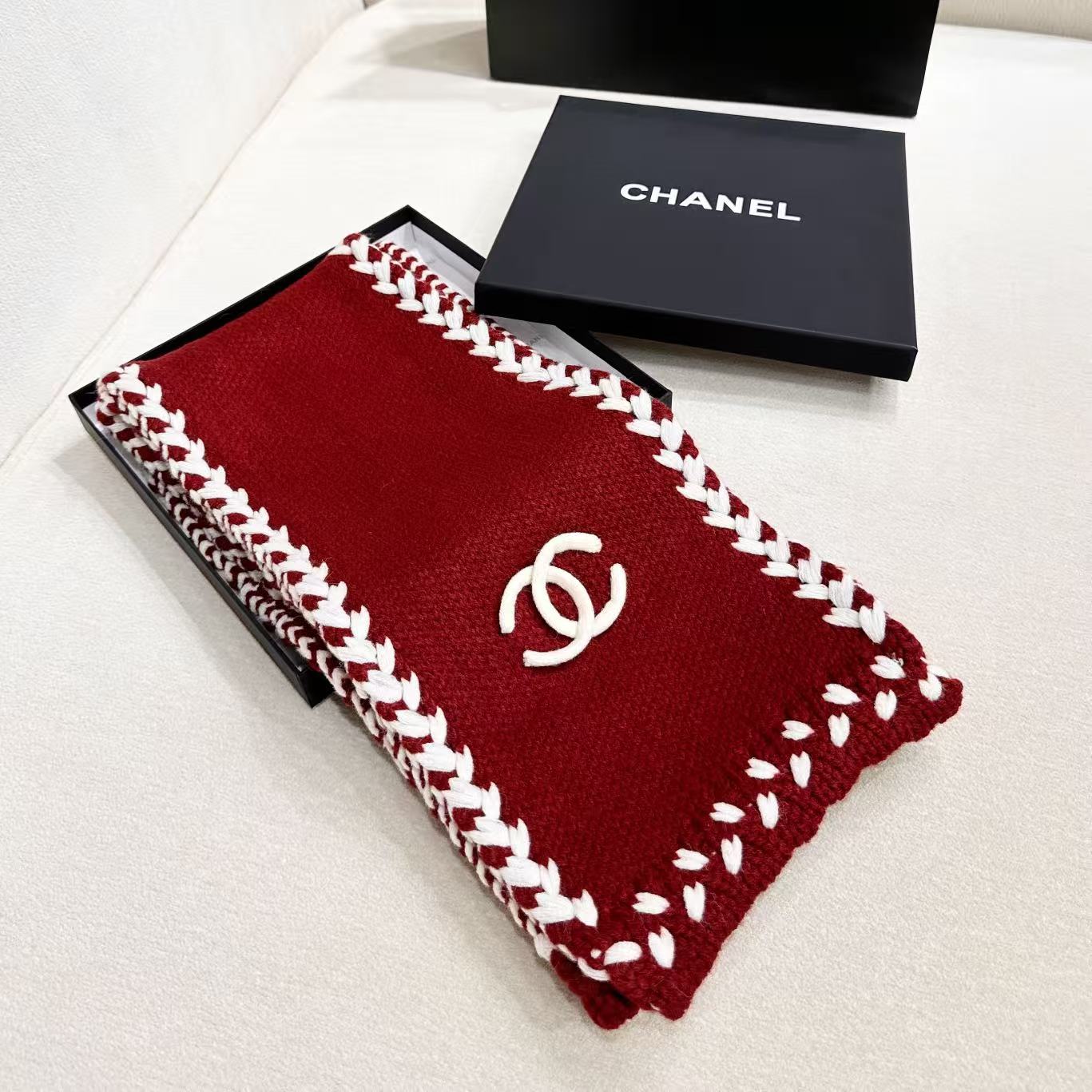 ❤️ CHANEL【新款来袭】香奈儿专柜最新编织系列！这是一个特别稀有的款式，这也是小香家第一款采用纯色针织工艺的围巾！