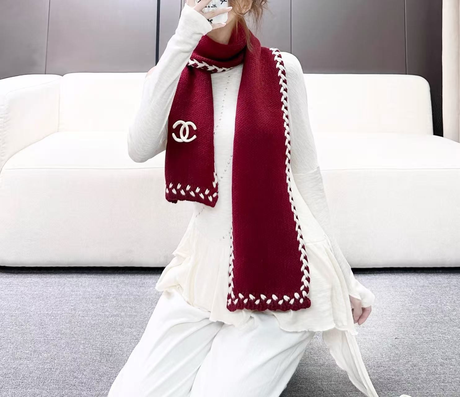 ❤️ CHANEL【新款来袭】香奈儿专柜最新编织系列！这是一个特别稀有的款式，这也是小香家第一款采用纯色针织工艺的围巾！