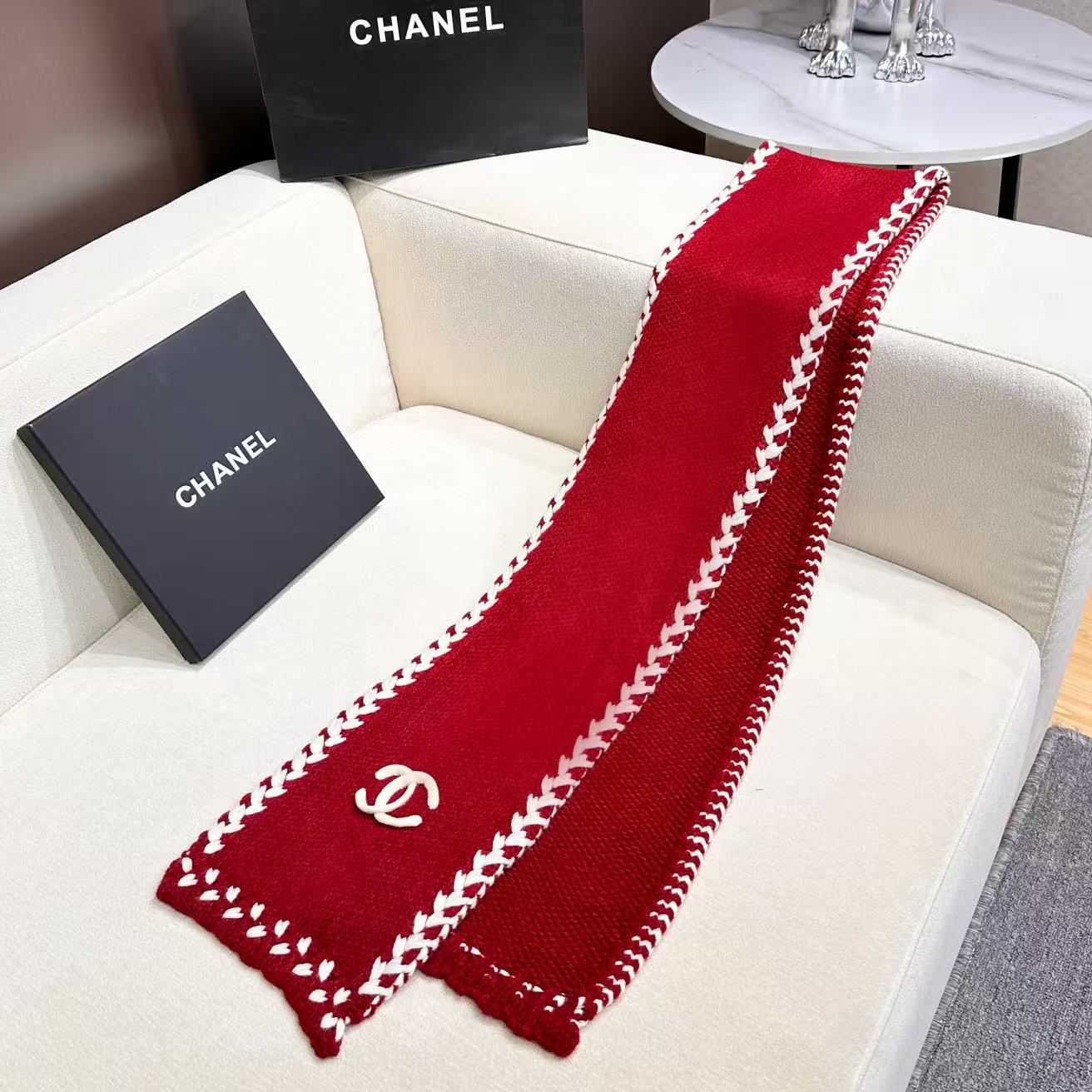 ❤️ CHANEL【新款来袭】香奈儿专柜最新编织系列！这是一个特别稀有的款式，这也是小香家第一款采用纯色针织工艺的围巾！