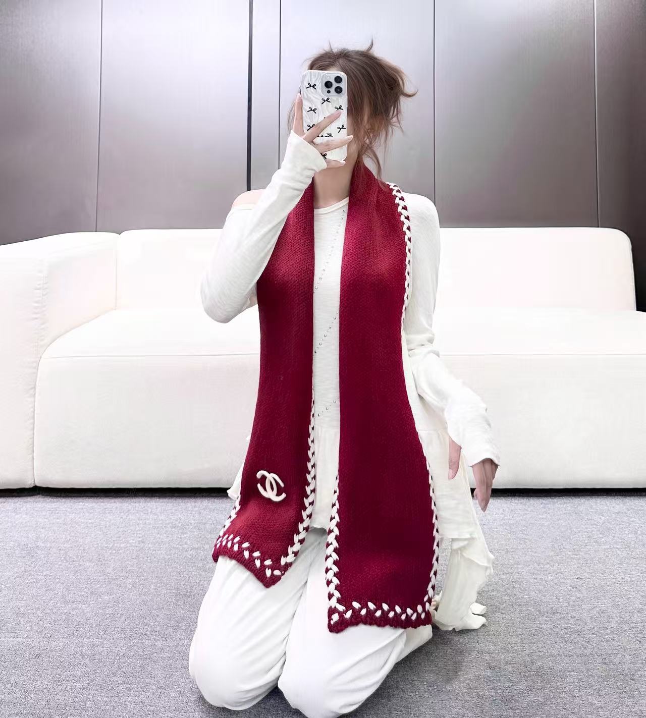 ❤️ CHANEL【新款来袭】香奈儿专柜最新编织系列!这是一个特别稀有的款式,这也是小香家第一款采用纯色针织工艺的围巾! ❤️ CHANEL【新款来袭】香奈儿专柜最新编织系列!这是一个特别稀有的款式,这也是小香家第一款采用纯色针织工艺的围巾!