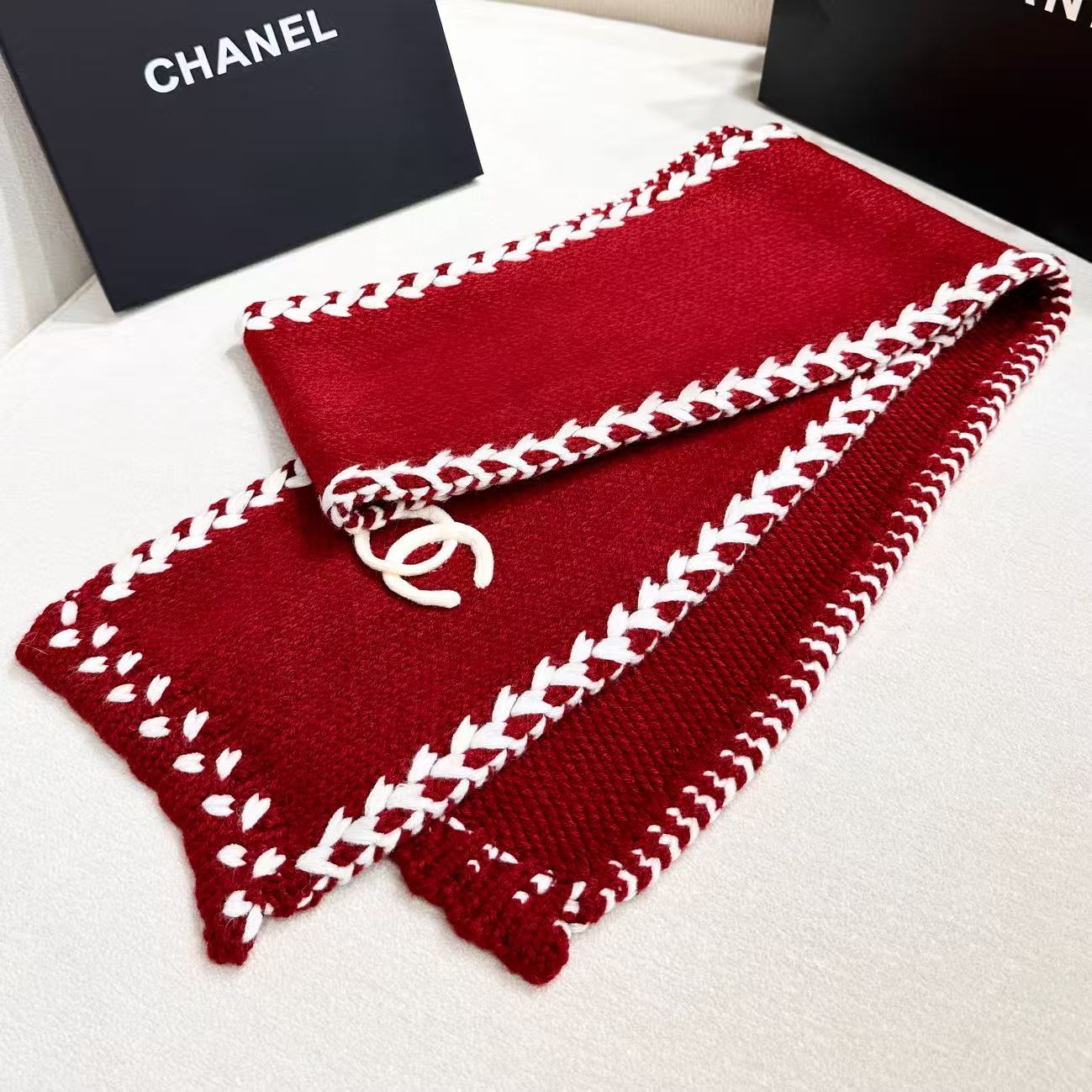 ❤️ CHANEL【新款来袭】香奈儿专柜最新编织系列！这是一个特别稀有的款式，这也是小香家第一款采用纯色针织工艺的围巾！
