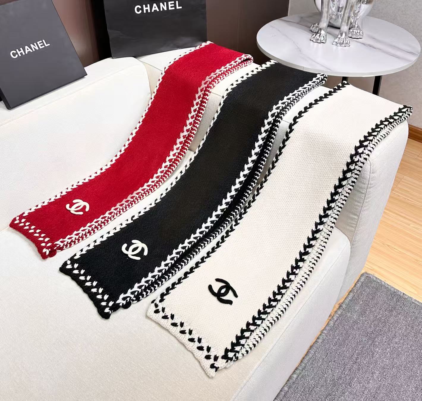 ❤️ CHANEL【新款来袭】香奈儿专柜最新编织系列！这是一个特别稀有的款式，这也是小香家第一款采用纯色针织工艺的围巾！