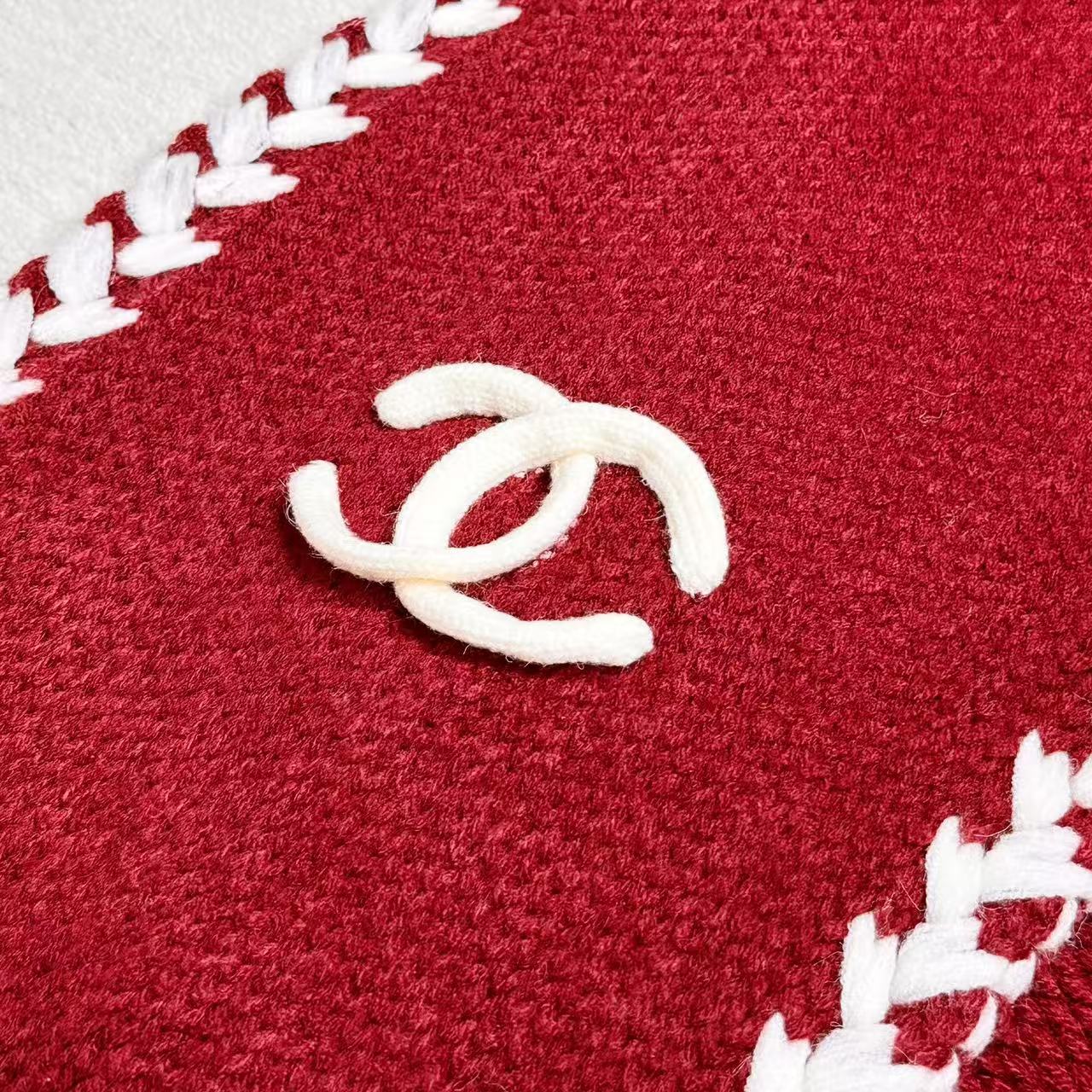 ❤️ CHANEL【新款来袭】香奈儿专柜最新编织系列！这是一个特别稀有的款式，这也是小香家第一款采用纯色针织工艺的围巾！