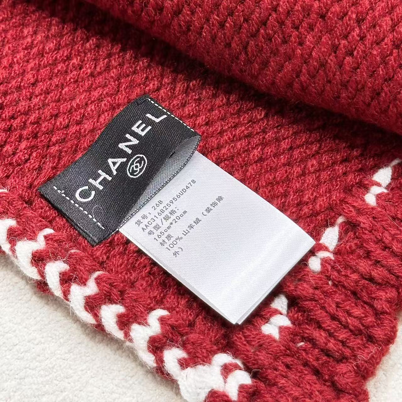 ❤️ CHANEL【新款来袭】香奈儿专柜最新编织系列！这是一个特别稀有的款式，这也是小香家第一款采用纯色针织工艺的围巾！