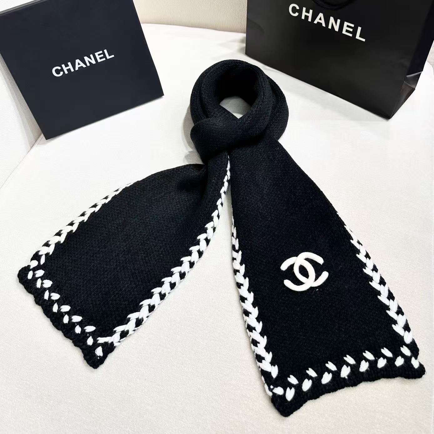 ❤️ CHANEL【新款来袭】香奈儿专柜最新编织系列！这是一个特别稀有的款式，这也是小香家第一款采用纯色针织工艺的围巾！