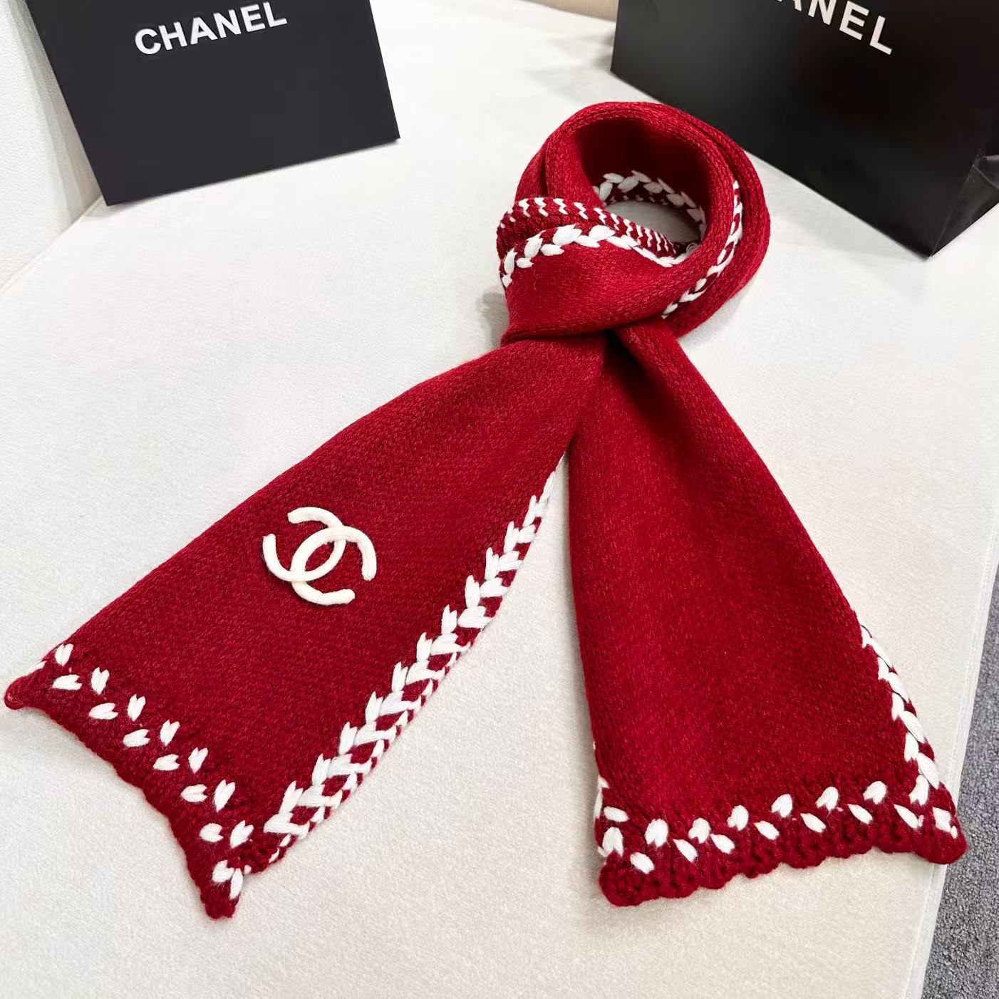 ❤️ CHANEL【新款来袭】香奈儿专柜最新编织系列！这是一个特别稀有的款式，这也是小香家第一款采用纯色针织工艺的围巾！