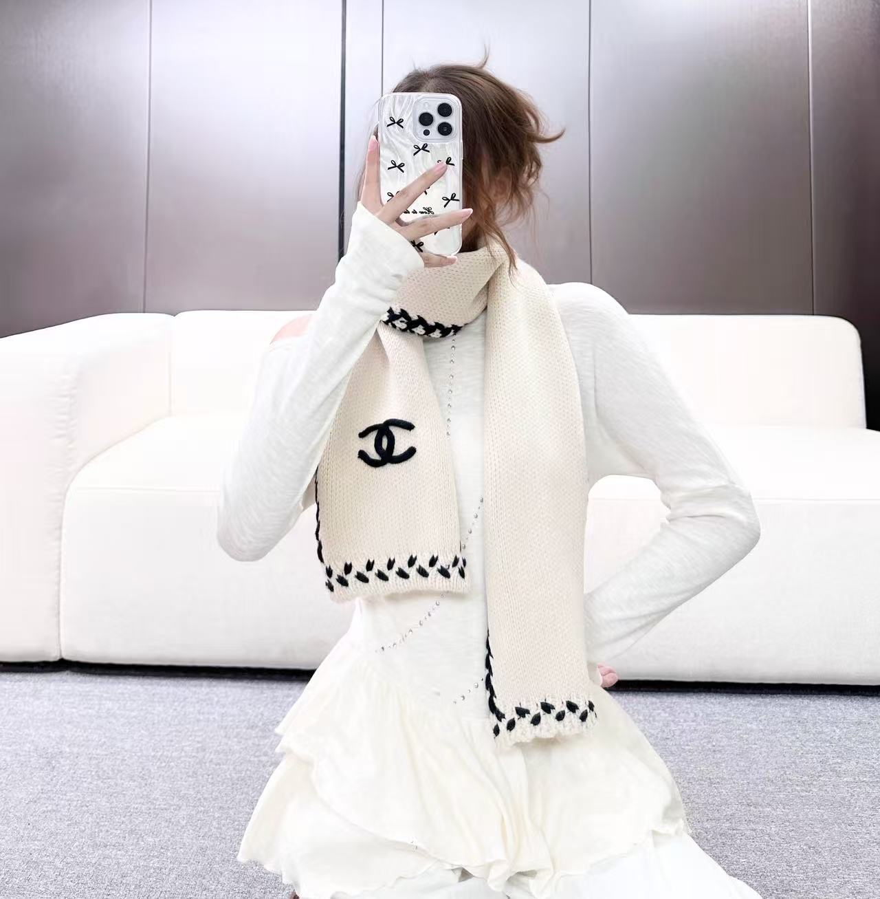 ❤️ CHANEL【新款来袭】香奈儿专柜最新编织系列！这是一个特别稀有的款式，这也是小香家第一款采用纯色针织工艺的围巾！