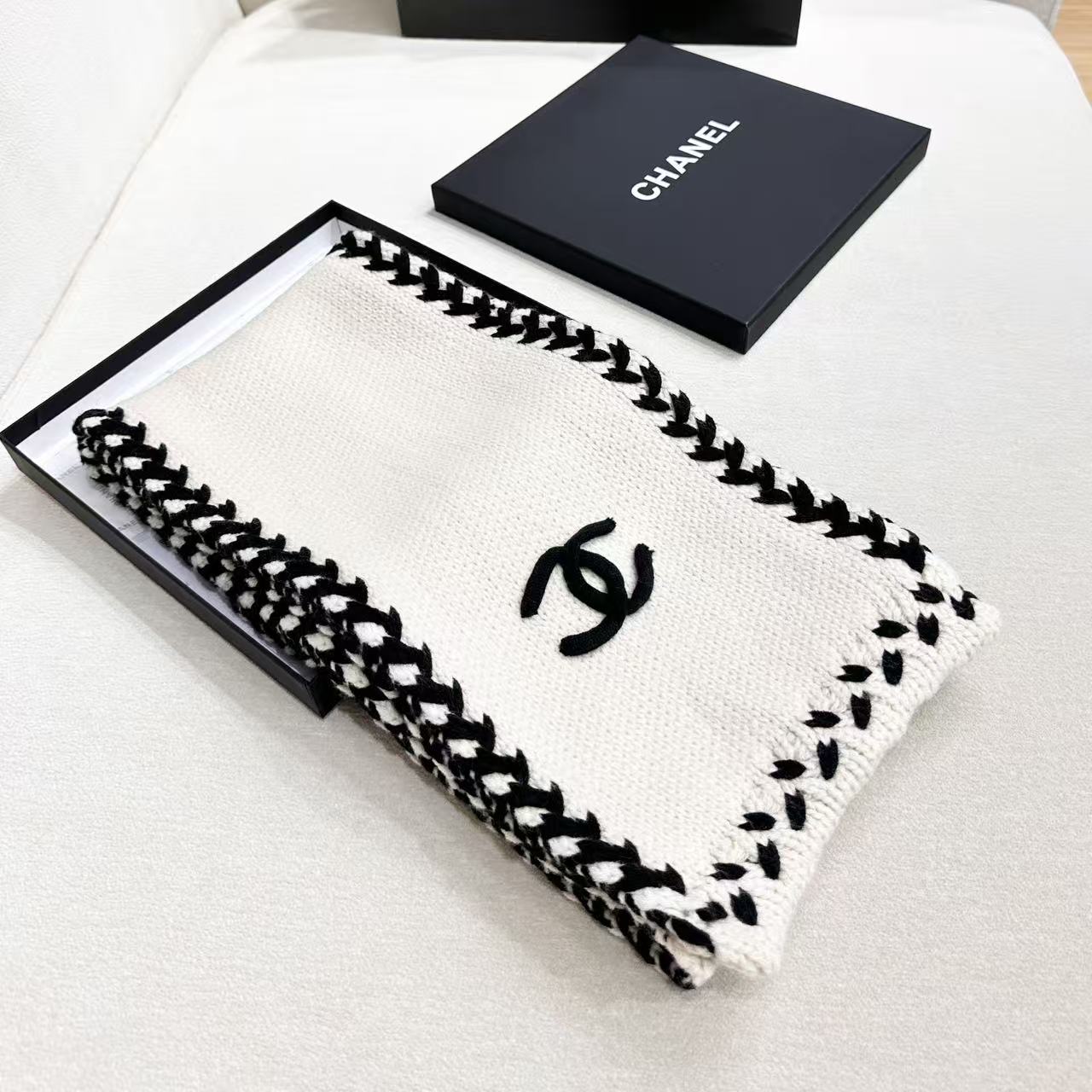 ❤️ CHANEL【新款来袭】香奈儿专柜最新编织系列！这是一个特别稀有的款式，这也是小香家第一款采用纯色针织工艺的围巾！