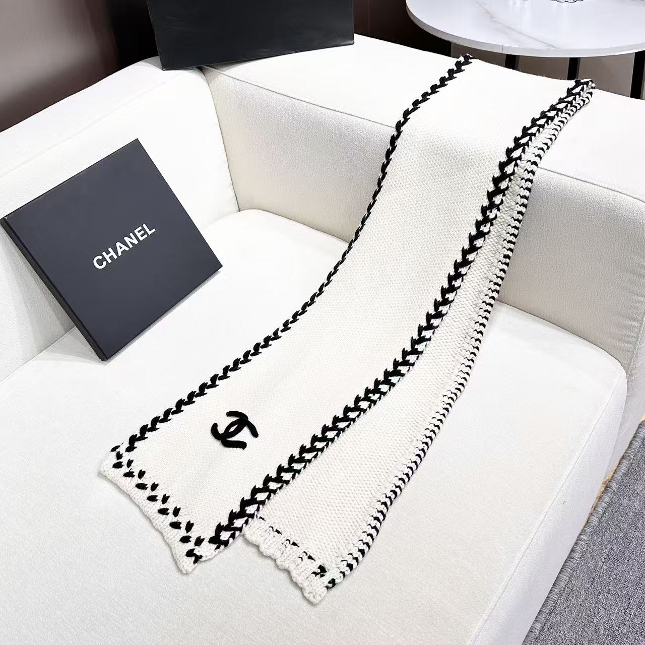 ❤️ CHANEL【新款来袭】香奈儿专柜最新编织系列！这是一个特别稀有的款式，这也是小香家第一款采用纯色针织工艺的围巾！