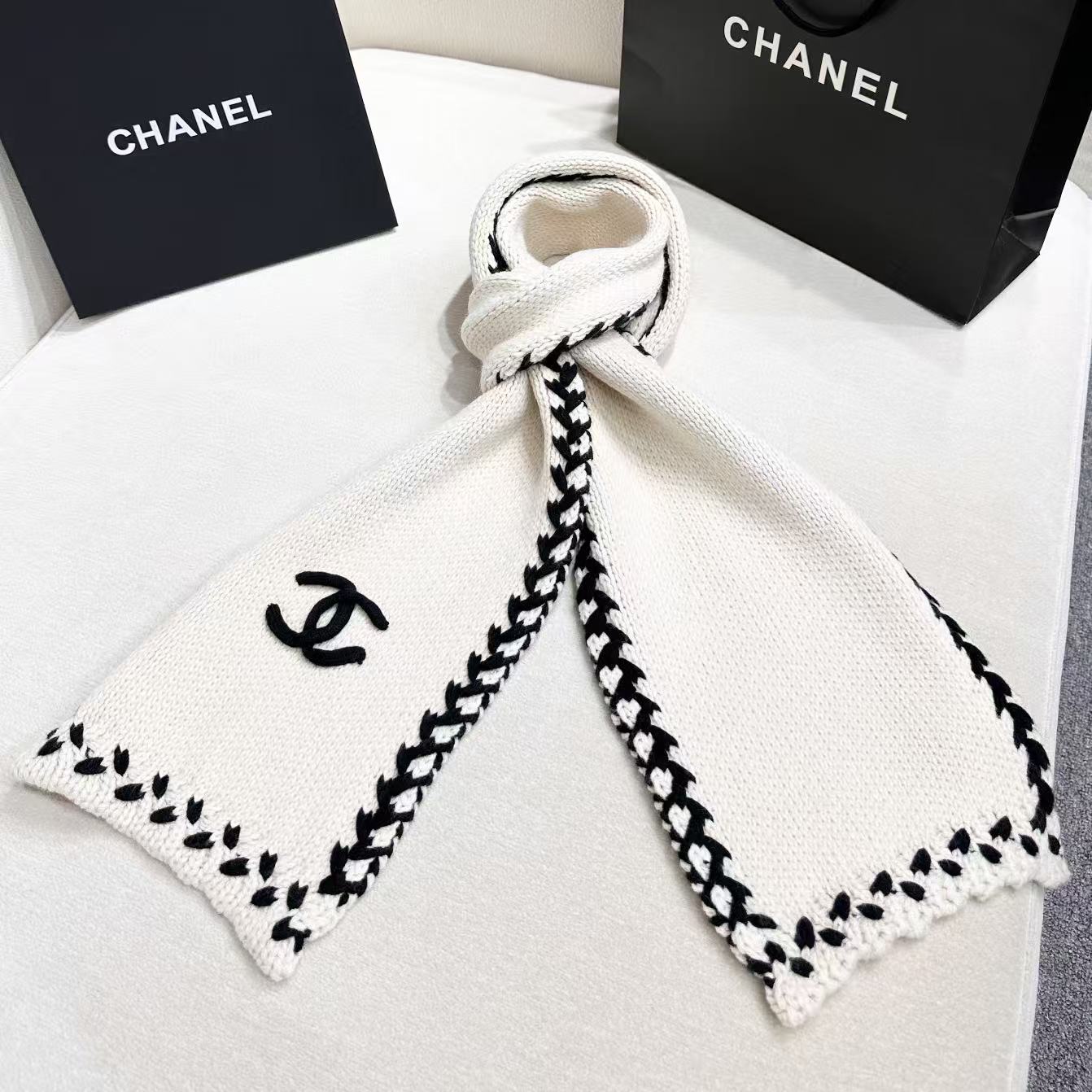 ❤️ CHANEL【新款来袭】香奈儿专柜最新编织系列！这是一个特别稀有的款式，这也是小香家第一款采用纯色针织工艺的围巾！