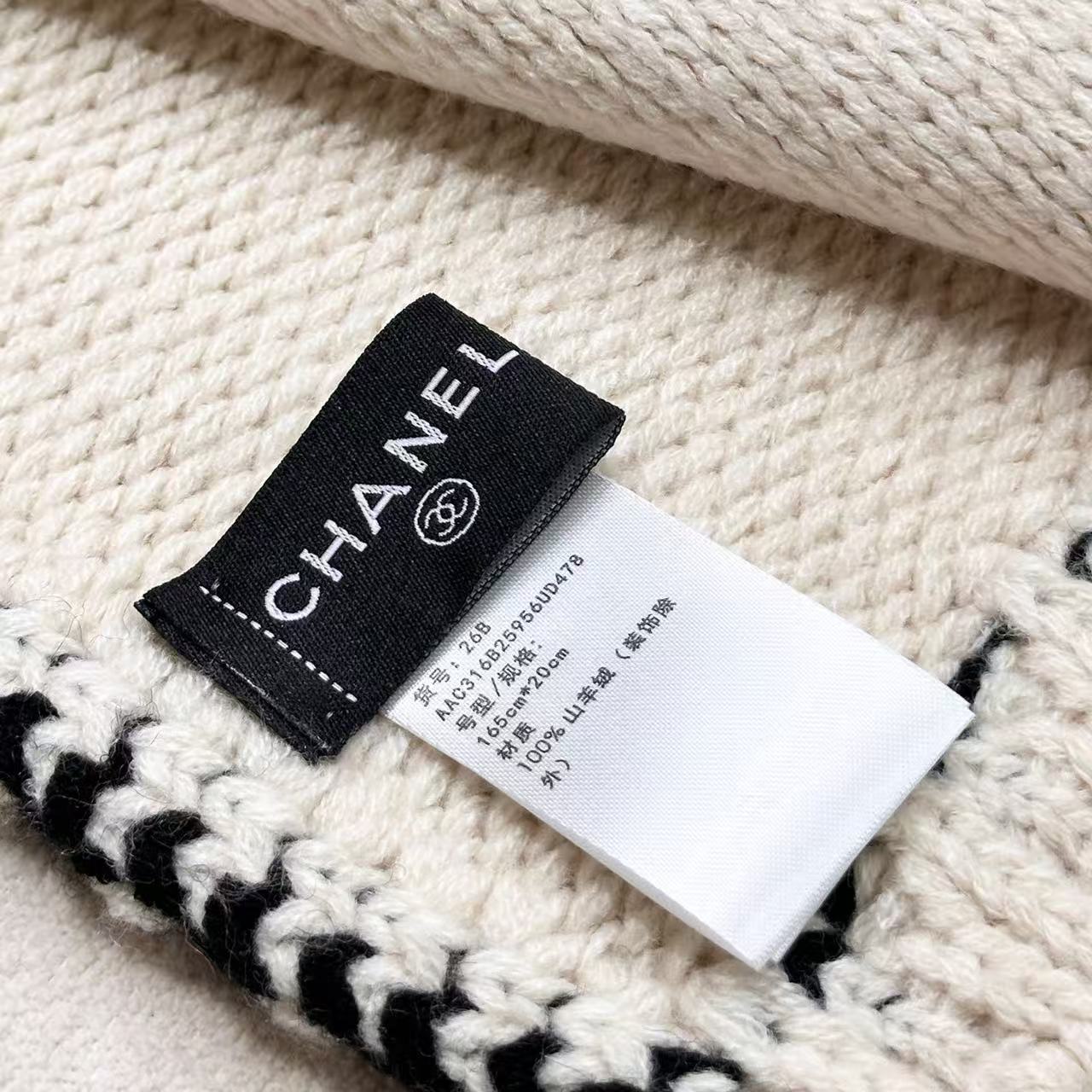 ❤️ CHANEL【新款来袭】香奈儿专柜最新编织系列！这是一个特别稀有的款式，这也是小香家第一款采用纯色针织工艺的围巾！