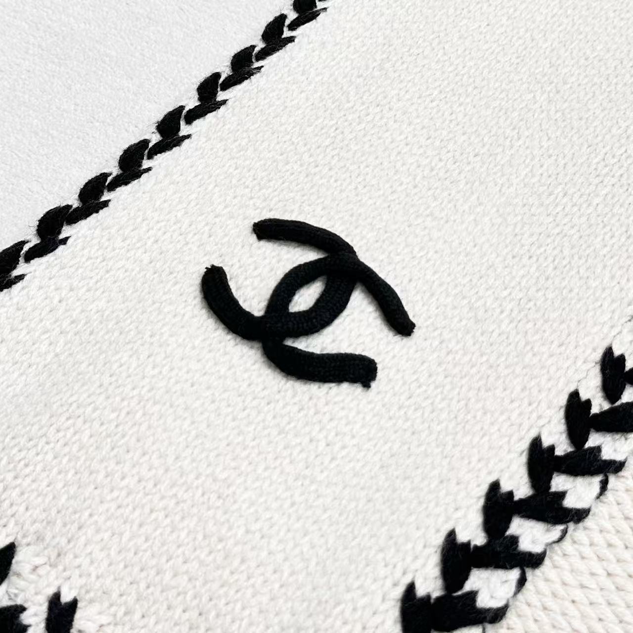 ❤️ CHANEL【新款来袭】香奈儿专柜最新编织系列！这是一个特别稀有的款式，这也是小香家第一款采用纯色针织工艺的围巾！