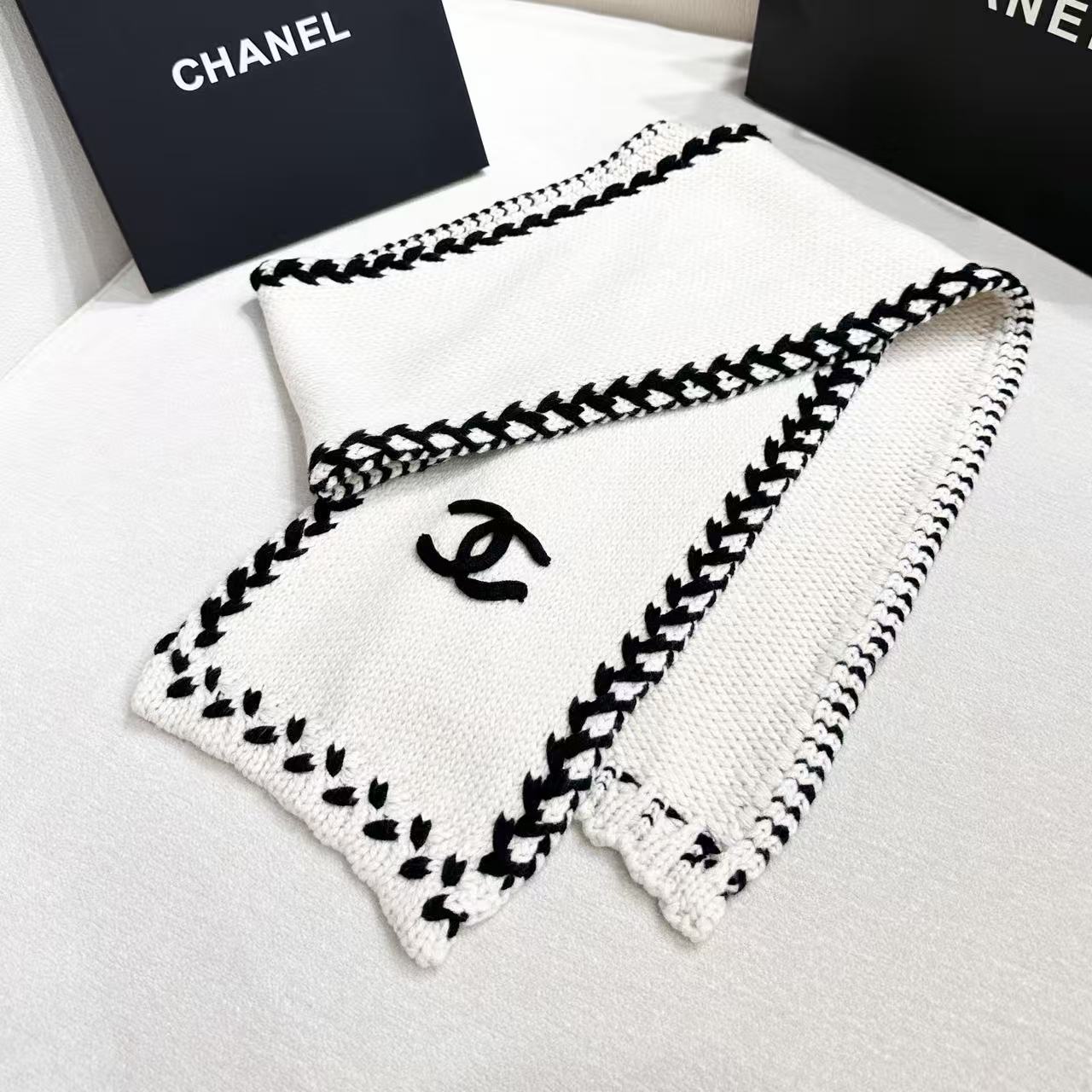 ❤️ CHANEL【新款来袭】香奈儿专柜最新编织系列！这是一个特别稀有的款式，这也是小香家第一款采用纯色针织工艺的围巾！