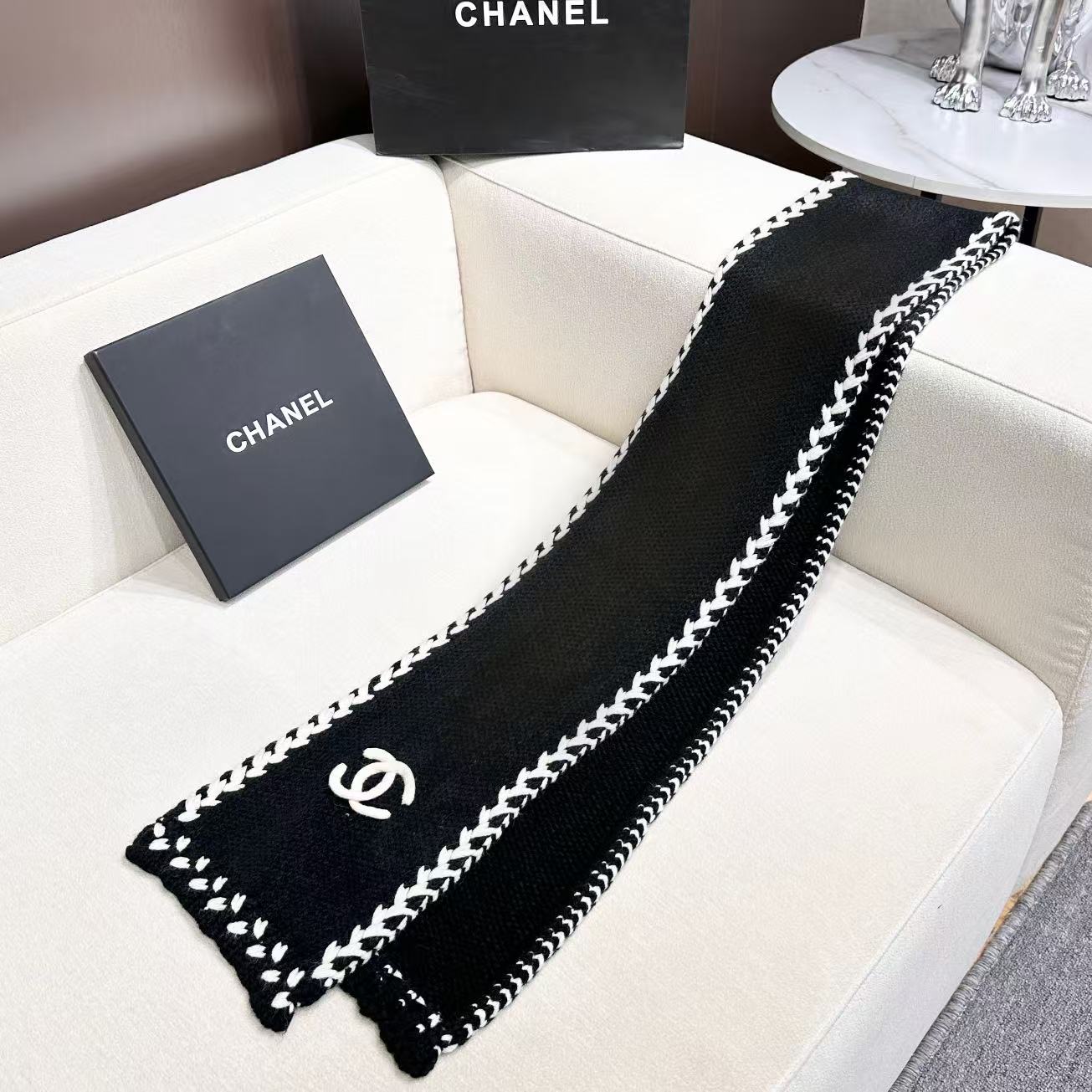 ❤️ CHANEL【新款来袭】香奈儿专柜最新编织系列！这是一个特别稀有的款式，这也是小香家第一款采用纯色针织工艺的围巾！