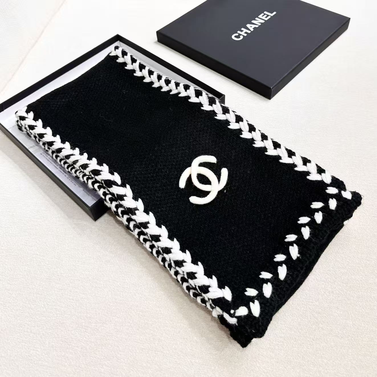 ❤️ CHANEL【新款来袭】香奈儿专柜最新编织系列！这是一个特别稀有的款式，这也是小香家第一款采用纯色针织工艺的围巾！