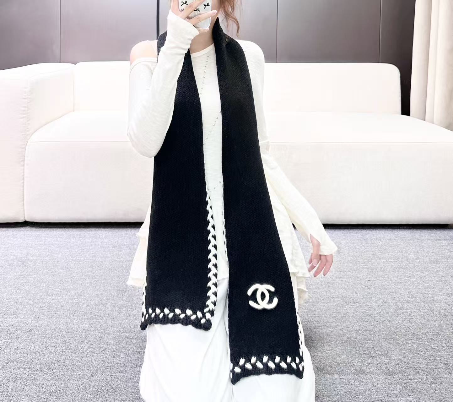 ❤️ CHANEL【新款来袭】香奈儿专柜最新编织系列！这是一个特别稀有的款式，这也是小香家第一款采用纯色针织工艺的围巾！