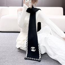 ❤️ CHANEL【新款来袭】香奈儿专柜最新编织系列!这是一个特别稀有的款式,这也是小香家第一款采用纯色针织工艺的围巾! ❤️ CHANEL【新款来袭】香奈儿专柜最新编织系列!这是一个特别稀有的款式,这也是小香家第一款采用纯色针织工艺的围巾!