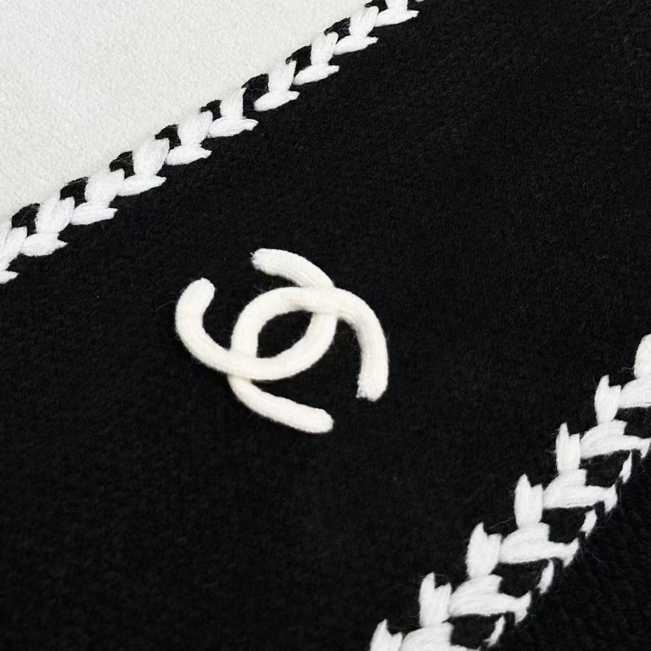 ❤️ CHANEL【新款来袭】香奈儿专柜最新编织系列！这是一个特别稀有的款式，这也是小香家第一款采用纯色针织工艺的围巾！