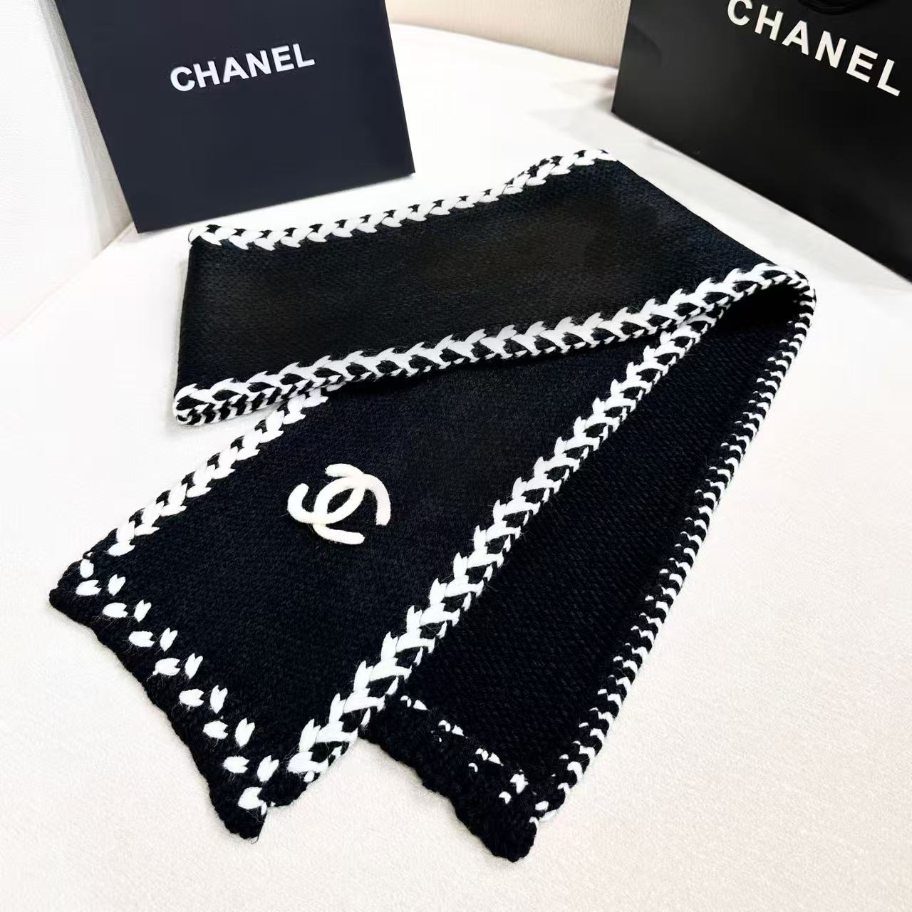 ❤️ CHANEL【新款来袭】香奈儿专柜最新编织系列！这是一个特别稀有的款式，这也是小香家第一款采用纯色针织工艺的围巾！