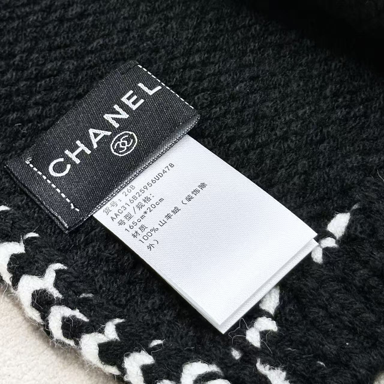 ❤️ CHANEL【新款来袭】香奈儿专柜最新编织系列！这是一个特别稀有的款式，这也是小香家第一款采用纯色针织工艺的围巾！