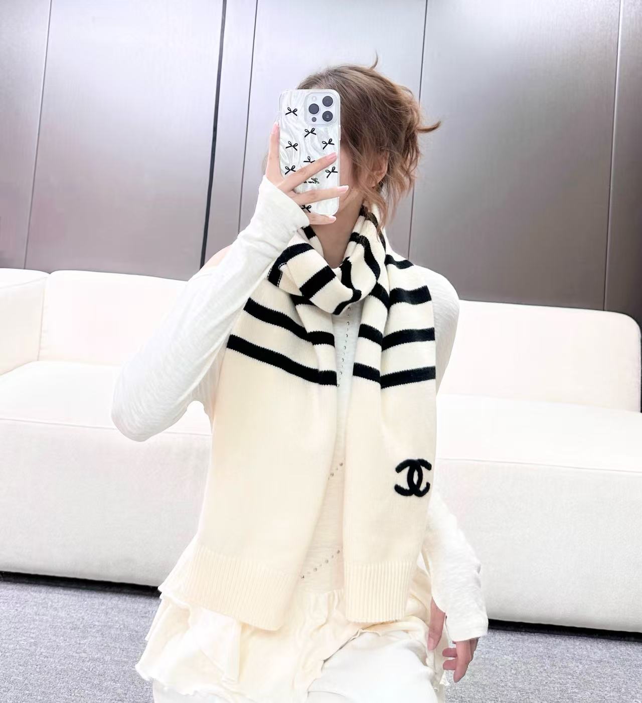 ❤️CHANEL【新款来袭】香奈儿专柜最新编织系列！这是一个特别稀有的款式，这也是小香家第一款采用纯色针织工艺的围巾！肯