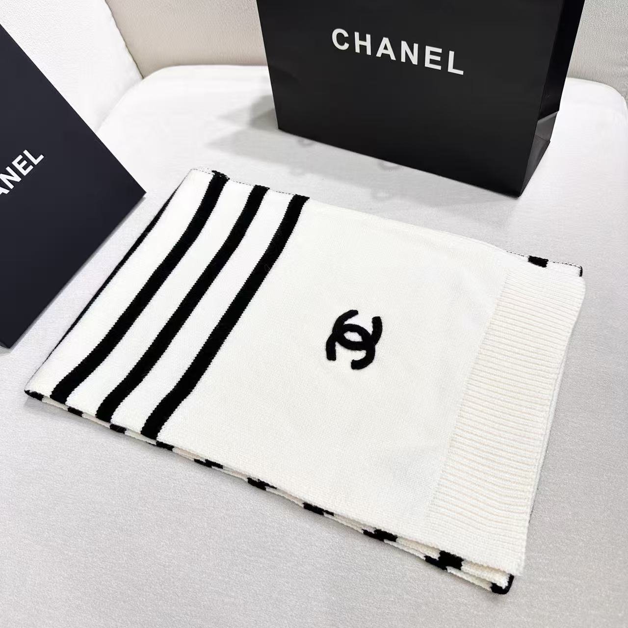 ❤️CHANEL【新款来袭】香奈儿专柜最新编织系列！这是一个特别稀有的款式，这也是小香家第一款采用纯色针织工艺的围巾！肯
