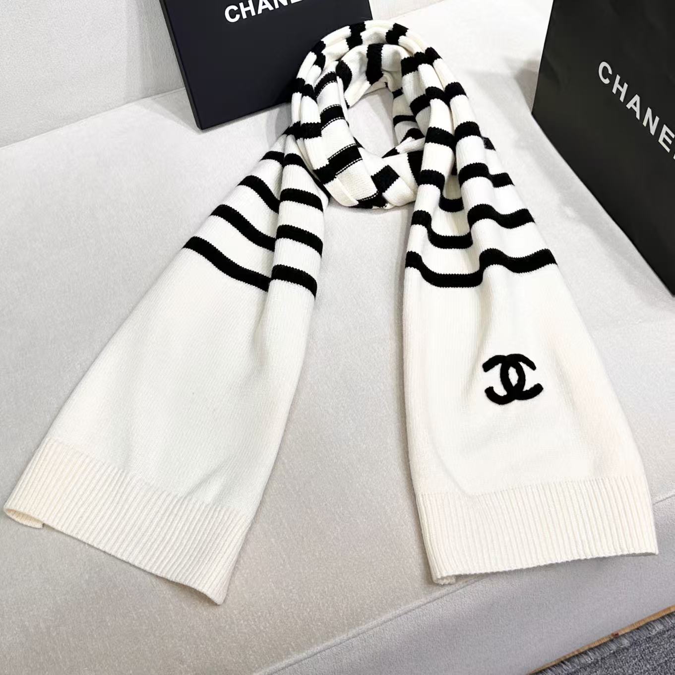 ❤️CHANEL【新款来袭】香奈儿专柜最新编织系列！这是一个特别稀有的款式，这也是小香家第一款采用纯色针织工艺的围巾！肯