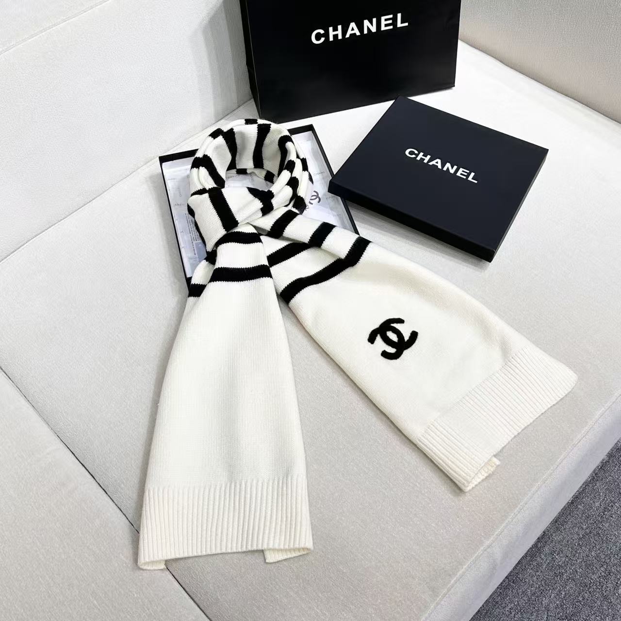 ❤️CHANEL【新款来袭】香奈儿专柜最新编织系列！这是一个特别稀有的款式，这也是小香家第一款采用纯色针织工艺的围巾！肯