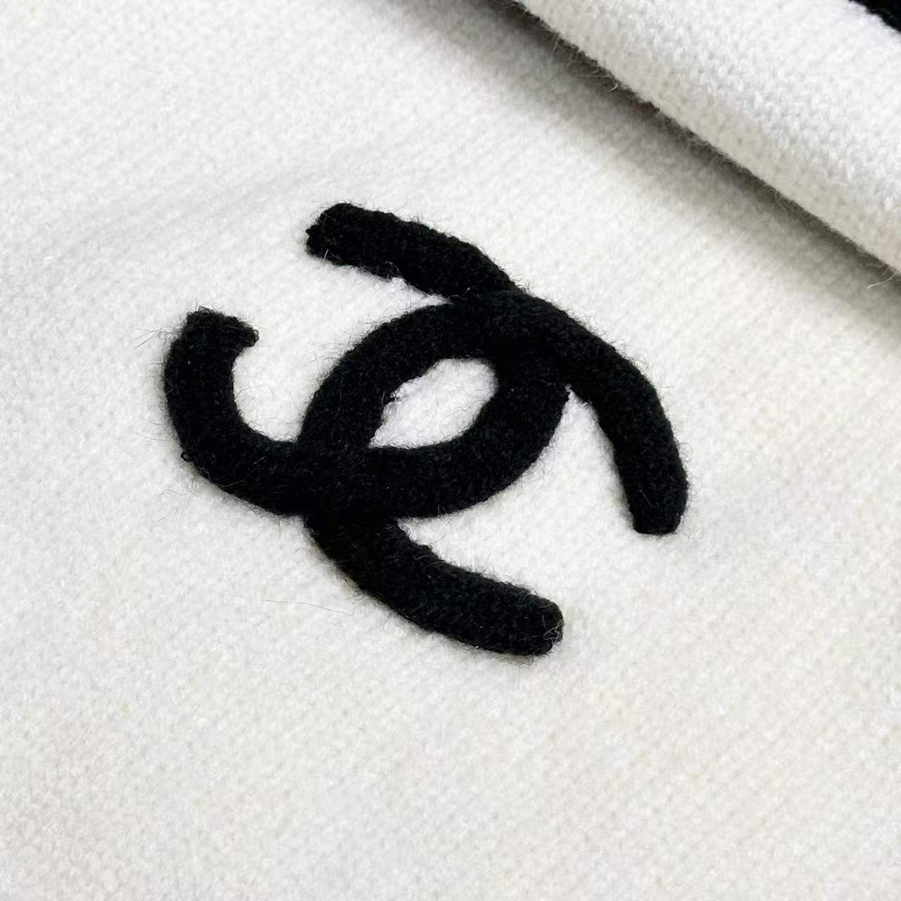 ❤️CHANEL【新款来袭】香奈儿专柜最新编织系列！这是一个特别稀有的款式，这也是小香家第一款采用纯色针织工艺的围巾！肯