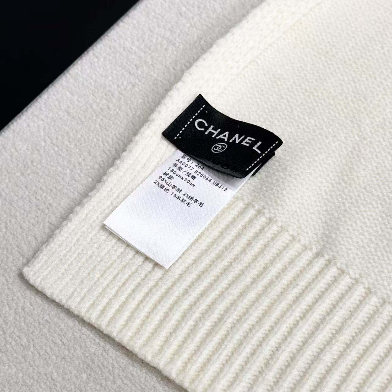 ❤️CHANEL【新款来袭】香奈儿专柜最新编织系列！这是一个特别稀有的款式，这也是小香家第一款采用纯色针织工艺的围巾！肯