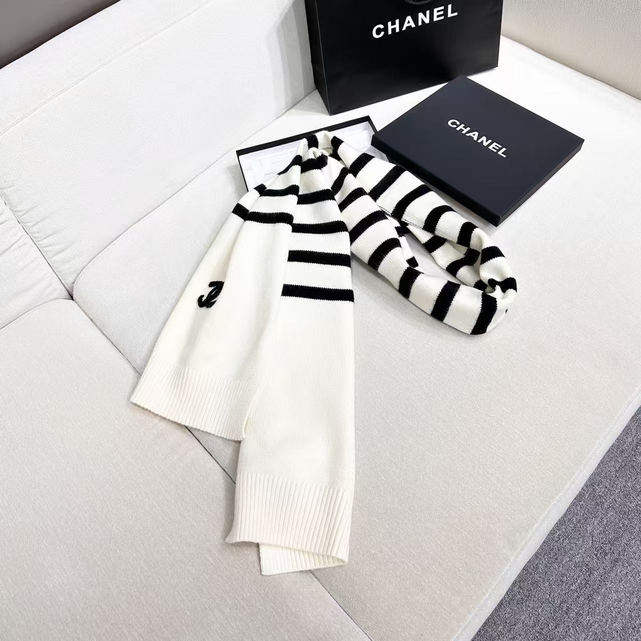 ❤️CHANEL【新款来袭】香奈儿专柜最新编织系列！这是一个特别稀有的款式，这也是小香家第一款采用纯色针织工艺的围巾！肯