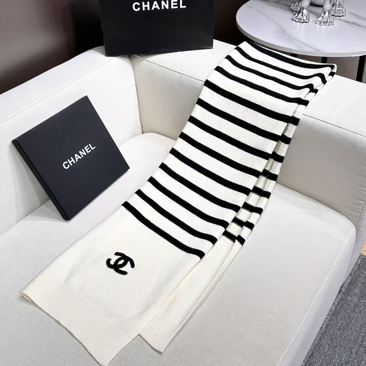 ❤️CHANEL【新款来袭】香奈儿专柜最新编织系列！这是一个特别稀有的款式，这也是小香家第一款采用纯色针织工艺的围巾！肯