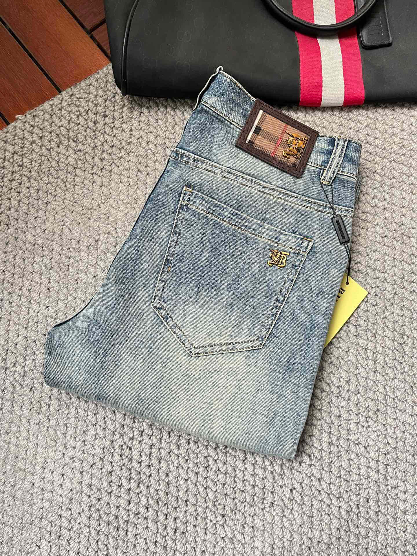 NO:918381,Burberry’s new spring and summer slim straight jeans!  Heavy-duty fermentation and washing process, the slim straight version with elastic upper body is very comfortable, and it is very classy to wear. Needless to say, the style and tailoring of the pants, the G mesh logo is highly recognizable!  Truly a first-class top trendy product!  Really top-notch jeans, using Turkish cotton to produce the most famous denim fabric. The quality is outstanding. After heavy-duty fermentation and washing, the pants are very soft!  The straight-leg version is not picky and the upper body is absolutely stylish!  !  !  Size 29——3837,,burberry,jeans,19860909巴宝莉春夏新款修身直筒牛仔裤！重工酵磨水洗工艺,修身直筒版型带弹力上身非常舒适,穿出去非常有档次,裤型款式和裁剪亦无需多言 ,G网Logo辨识度极高！真正一等一顶级潮品！真正殿堂级的牛仔裤,选用土耳其的棉花 生产出最有名的单宁布 品质卓然,经过重工酵磨水洗使得裤子很柔软！直脚的版型 不挑人 上身绝对的有型！！！尺码29——3837,,burberry,jeans,,Men's clothing