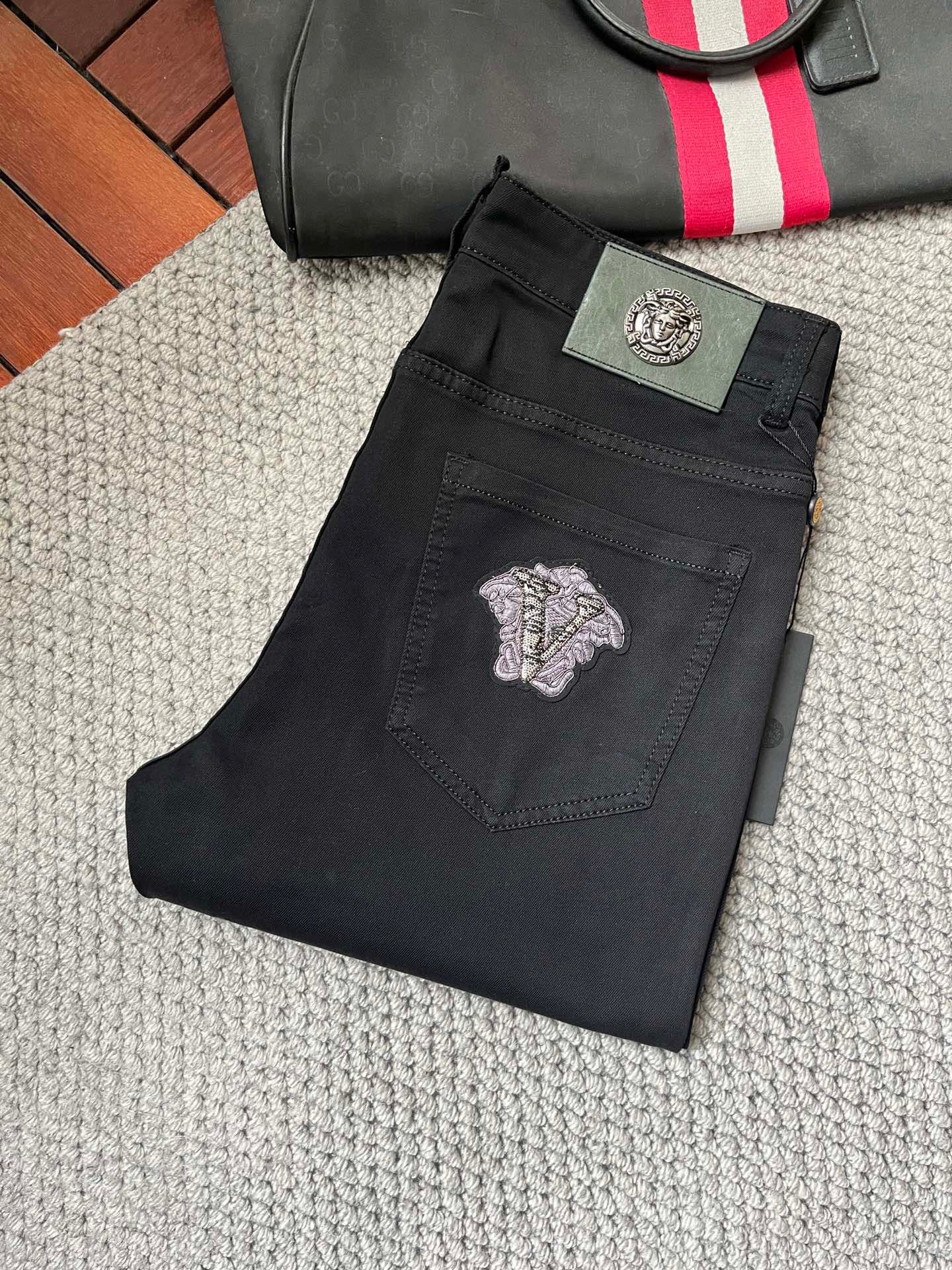 NO:918378,Versace's new spring and summer slim straight jeans!  Heavy-duty fermentation and washing process, the slim straight version with elastic upper body is very comfortable, and it is very classy to wear. Needless to say, the style and tailoring of the pants, the G mesh logo is highly recognizable!  Truly a first-class top trendy product!  Really top-notch jeans, using Turkish cotton to produce the most famous denim fabric. The quality is outstanding. After heavy-duty fermentation and washing, the pants are very soft!  The straight-leg version is not picky and the upper body is absolutely stylish!  !  !  Size 29——3837,versace,jeans,19860909范思哲春夏新款修身直筒牛仔裤！重工酵磨水洗工艺,修身直筒版型带弹力上身非常舒适,穿出去非常有档次,裤型款式和裁剪亦无需多言 ,G网Logo辨识度极高！真正一等一顶级潮品！真正殿堂级的牛仔裤,选用土耳其的棉花 生产出最有名的单宁布 品质卓然,经过重工酵磨水洗使得裤子很柔软！直脚的版型 不挑人 上身绝对的有型！！！尺码29——3837,,versace,jeans,,Men's clothing