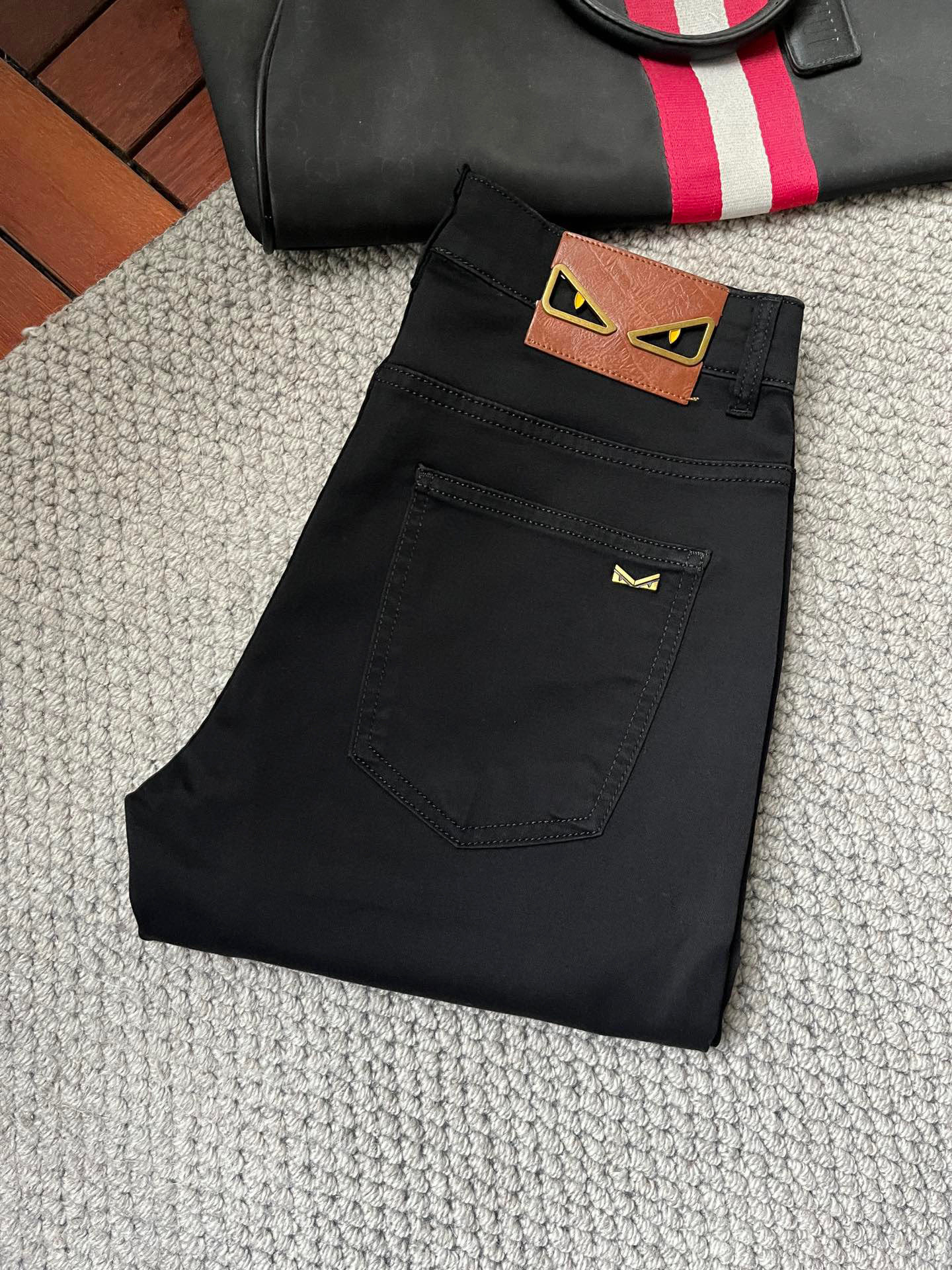 NO:918375,Fendi's new spring and summer slim straight jeans!  Heavy-duty fermentation and washing process, the slim straight version with elastic upper body is very comfortable, and it is very classy to wear. Needless to say, the style and tailoring of the pants, the G mesh logo is highly recognizable!  Truly a first-class top trendy product!  Really top-notch jeans, using Turkish cotton to produce the most famous denim fabric. The quality is outstanding. After heavy-duty fermentation and washing, the pants are very soft!  The straight-leg version is not picky and the upper body is absolutely stylish!  !  !  Size 29——3837,,fendi,jeans,19860909芬迪春夏新款修身直筒牛仔裤！重工酵磨水洗工艺,修身直筒版型带弹力上身非常舒适,穿出去非常有档次,裤型款式和裁剪亦无需多言 ,G网Logo辨识度极高！真正一等一顶级潮品！真正殿堂级的牛仔裤,选用土耳其的棉花 生产出最有名的单宁布 品质卓然,经过重工酵磨水洗使得裤子很柔软！直脚的版型 不挑人 上身绝对的有型！！！尺码29——3837,,fendi,jeans,,Men's clothing