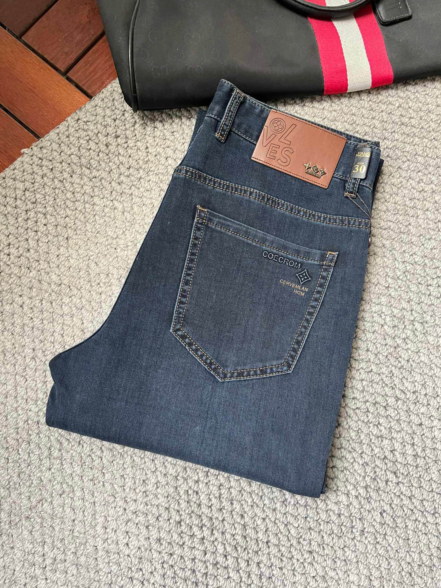 NO:918372,LV’s new spring and summer slim straight jeans!  Heavy-duty fermentation and washing process, the slim straight version with elastic upper body is very comfortable, and it is very classy to wear. Needless to say, the style and tailoring of the pants, the G mesh logo is highly recognizable!  Truly a first-class top trendy product!  Really top-notch jeans, using Turkish cotton to produce the most famous denim fabric. The quality is outstanding. After heavy-duty fermentation and washing, the pants are very soft!  The straight-leg version is not picky and the upper body is absolutely stylish!  !  !  Size 29——3837,,louis vuitton,jeans,19860909LV春夏新款修身直筒牛仔裤！重工酵磨水洗工艺,修身直筒版型带弹力上身非常舒适,穿出去非常有档次,裤型款式和裁剪亦无需多言 ,G网Logo辨识度极高！真正一等一顶级潮品！真正殿堂级的牛仔裤,选用土耳其的棉花 生产出最有名的单宁布 品质卓然,经过重工酵磨水洗使得裤子很柔软！直脚的版型 不挑人 上身绝对的有型！！！尺码29——3837,,louis vuitton,jeans,,Men's clothing