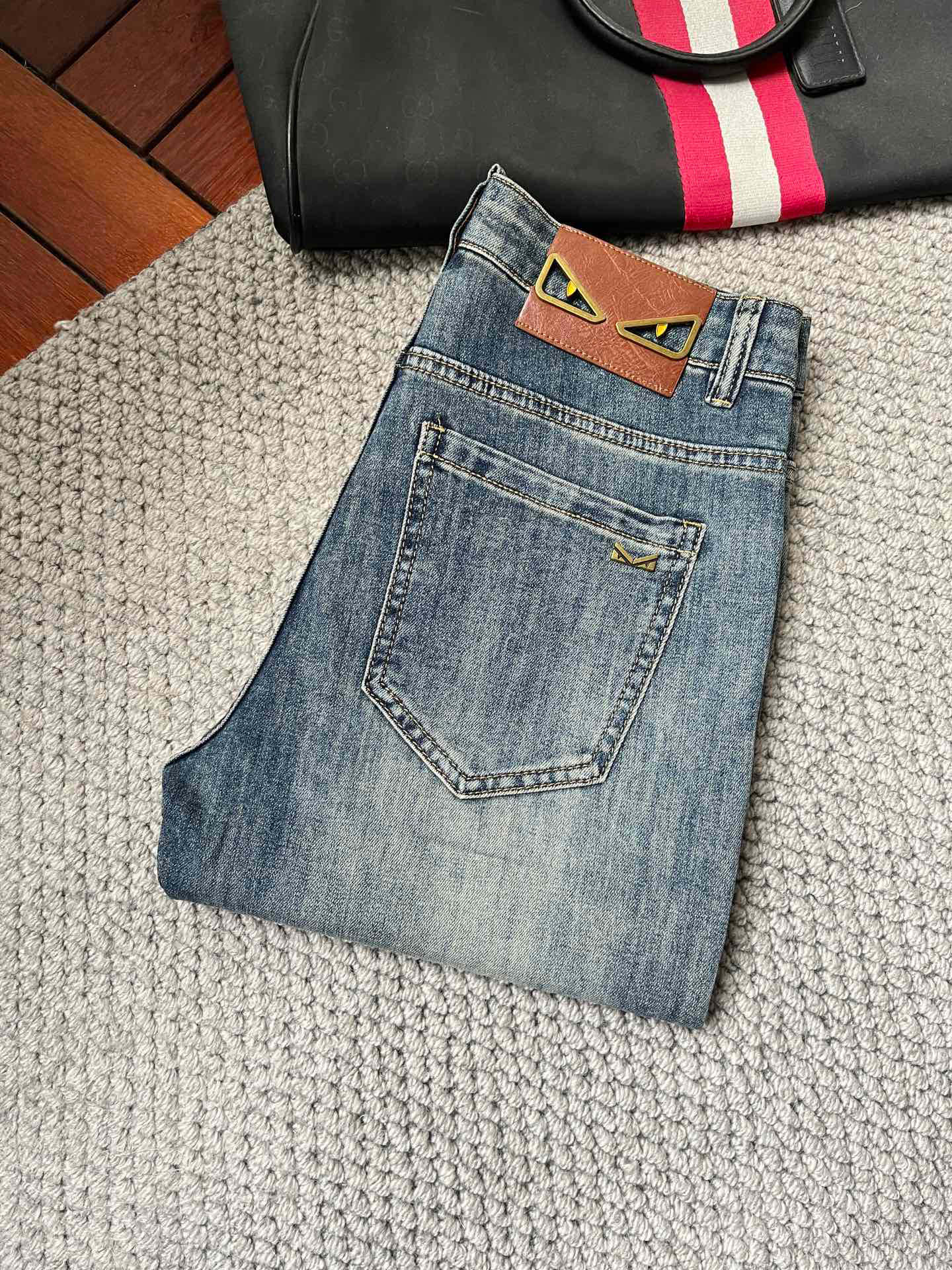 NO:918366,Fendi's new spring and summer slim straight jeans!  Heavy-duty fermentation and washing process, the slim straight version with elastic upper body is very comfortable, and it is very classy to wear. Needless to say, the style and tailoring of the pants, the G mesh logo is highly recognizable!  Truly a first-class top trendy product!  Really top-notch jeans, using Turkish cotton to produce the most famous denim fabric. The quality is outstanding. After heavy-duty fermentation and washing, the pants are very soft!  The straight-leg version is not picky and the upper body is absolutely stylish!  !  !  Size 29——3837,,fendi,jeans,19860909芬迪春夏新款修身直筒牛仔裤！重工酵磨水洗工艺,修身直筒版型带弹力上身非常舒适,穿出去非常有档次,裤型款式和裁剪亦无需多言 ,G网Logo辨识度极高！真正一等一顶级潮品！真正殿堂级的牛仔裤,选用土耳其的棉花 生产出最有名的单宁布 品质卓然,经过重工酵磨水洗使得裤子很柔软！直脚的版型 不挑人 上身绝对的有型！！！尺码29——3837,,fendi,jeans,,Men's clothing