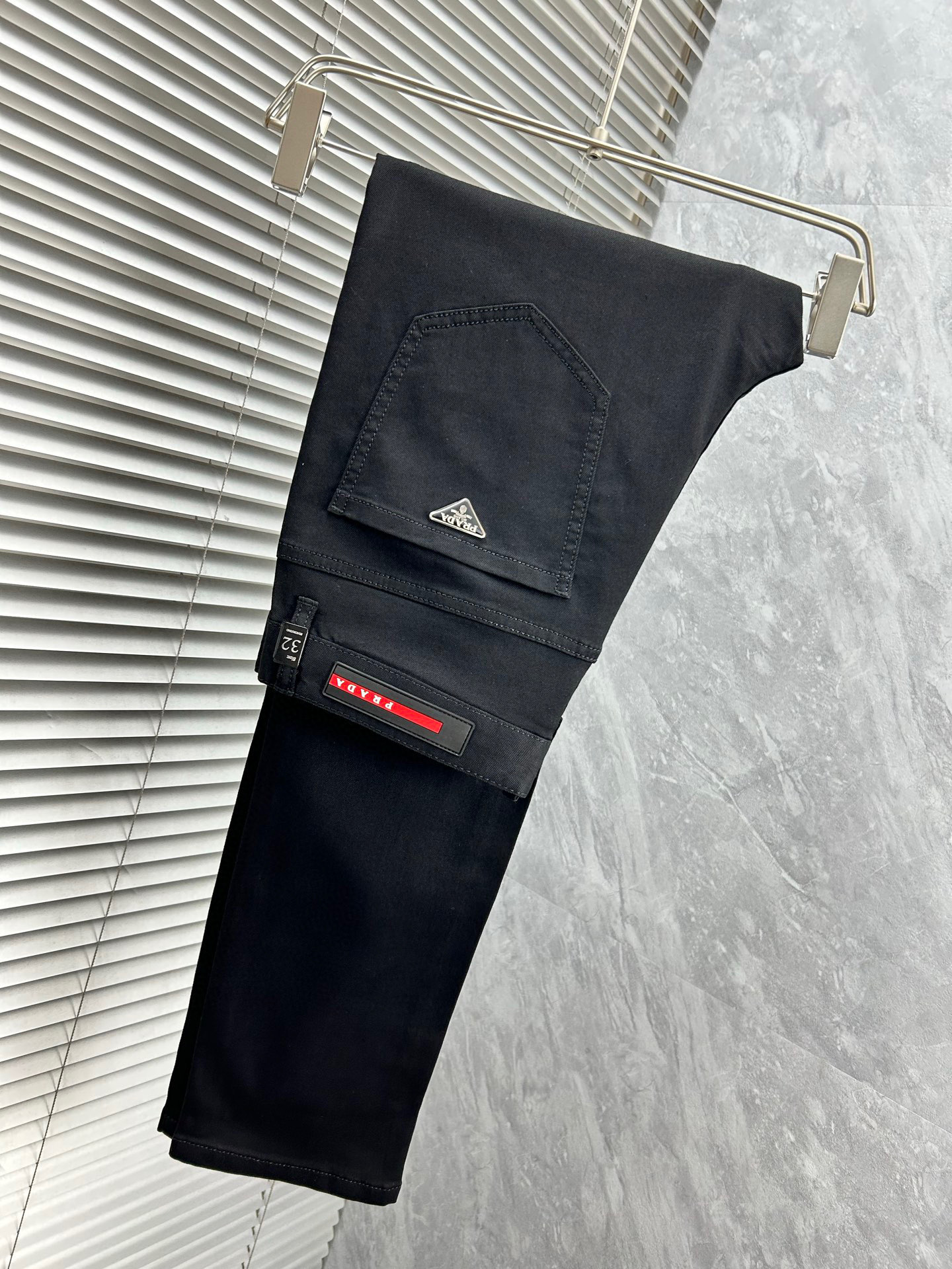 NO:913364,Prada’s new spring and summer slim straight jeans!  Heavy-duty fermentation and washing process, the slim straight version with elastic upper body is very comfortable, and it is very classy to wear. Needless to say, the style and tailoring of the pants, the G mesh logo is highly recognizable!  Truly a first-class top trendy product!  Really top-notch jeans, using Turkish cotton to produce the most famous denim fabric. The quality is outstanding. After heavy-duty fermentation and washing, the pants are very soft!  The straight-leg version is not picky and the upper body is absolutely stylish!  !  !  Size 29——3837,,prada,jeans,19860909普拉达春夏新款修身直筒牛仔裤！重工酵磨水洗工艺,修身直筒版型带弹力上身非常舒适,穿出去非常有档次,裤型款式和裁剪亦无需多言 ,G网Logo辨识度极高！真正一等一顶级潮品！真正殿堂级的牛仔裤,选用土耳其的棉花 生产出最有名的单宁布 品质卓然,经过重工酵磨水洗使得裤子很柔软！直脚的版型 不挑人 上身绝对的有型！！！尺码29——3837,,prada,jeans,,Men's clothing
