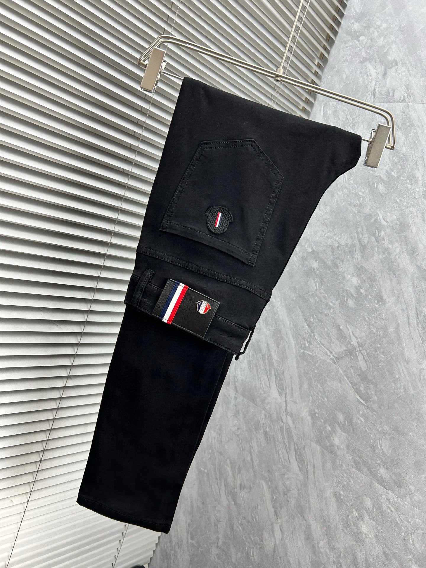 NO:913361,Mengkou's new spring and summer slim straight jeans!  Heavy-duty fermentation and washing process, the slim straight version with elastic upper body is very comfortable, and it is very classy to wear. Needless to say, the style and tailoring of the pants, the G mesh logo is highly recognizable!  Truly a first-class top trendy product!  Really top-notch jeans, using Turkish cotton to produce the most famous denim fabric. The quality is outstanding. After heavy-duty fermentation and washing, the pants are very soft!  The straight-leg version is not picky and the upper body is absolutely stylish!  !  !  Size 29——3837,,Moncler,jeans,19860909蒙口春夏新款修身直筒牛仔裤！重工酵磨水洗工艺,修身直筒版型带弹力上身非常舒适,穿出去非常有档次,裤型款式和裁剪亦无需多言 ,G网Logo辨识度极高！真正一等一顶级潮品！真正殿堂级的牛仔裤,选用土耳其的棉花 生产出最有名的单宁布 品质卓然,经过重工酵磨水洗使得裤子很柔软！直脚的版型 不挑人 上身绝对的有型！！！尺码29——3837,,Moncler,jeans,,Men's clothing