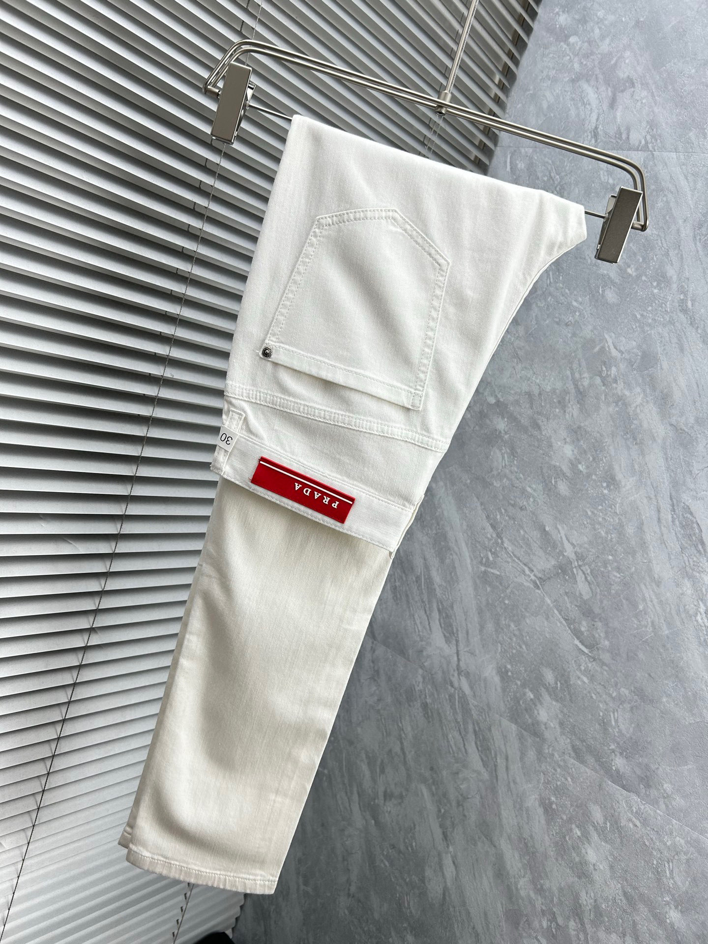 NO:913387,Prada’s new spring and summer slim straight jeans!  Heavy-duty fermentation and washing process, the slim straight version with elastic upper body is very comfortable, and it is very classy to wear. Needless to say, the style and tailoring of the pants, the G mesh logo is highly recognizable!  Truly a first-class top trendy product!  Really top-notch jeans, using Turkish cotton to produce the most famous denim fabric. The quality is outstanding. After heavy-duty fermentation and washing, the pants are very soft!  The straight-leg version is not picky and the upper body is absolutely stylish!  !  !  Size 29——3837,,prada,jeans,19860909普拉达春夏新款修身直筒牛仔裤！重工酵磨水洗工艺,修身直筒版型带弹力上身非常舒适,穿出去非常有档次,裤型款式和裁剪亦无需多言 ,G网Logo辨识度极高！真正一等一顶级潮品！真正殿堂级的牛仔裤,选用土耳其的棉花 生产出最有名的单宁布 品质卓然,经过重工酵磨水洗使得裤子很柔软！直脚的版型 不挑人 上身绝对的有型！！！尺码29——3837,,prada,jeans,,Men's clothing