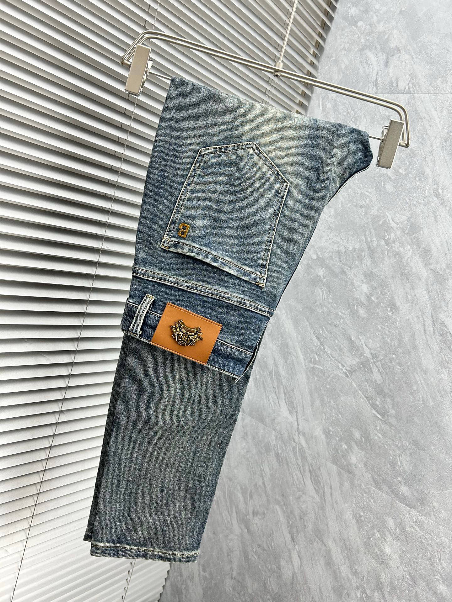 NO:913384,Burberry’s new spring and summer slim straight jeans!  Heavy-duty fermentation and washing process, the slim straight version with elastic upper body is very comfortable, and it is very classy to wear. Needless to say, the style and tailoring of the pants, the G mesh logo is highly recognizable!  Truly a first-class top trendy product!  Really top-notch jeans, using Turkish cotton to produce the most famous denim fabric. The quality is outstanding. After heavy-duty fermentation and washing, the pants are very soft!  The straight-leg version is not picky and the upper body is absolutely stylish!  !  !  Size 29——3837,,burberry,jeans,19860909巴宝莉春夏新款修身直筒牛仔裤！重工酵磨水洗工艺,修身直筒版型带弹力上身非常舒适,穿出去非常有档次,裤型款式和裁剪亦无需多言 ,G网Logo辨识度极高！真正一等一顶级潮品！真正殿堂级的牛仔裤,选用土耳其的棉花 生产出最有名的单宁布 品质卓然,经过重工酵磨水洗使得裤子很柔软！直脚的版型 不挑人 上身绝对的有型！！！尺码29——3837,,burberry,jeans,,Men's clothing