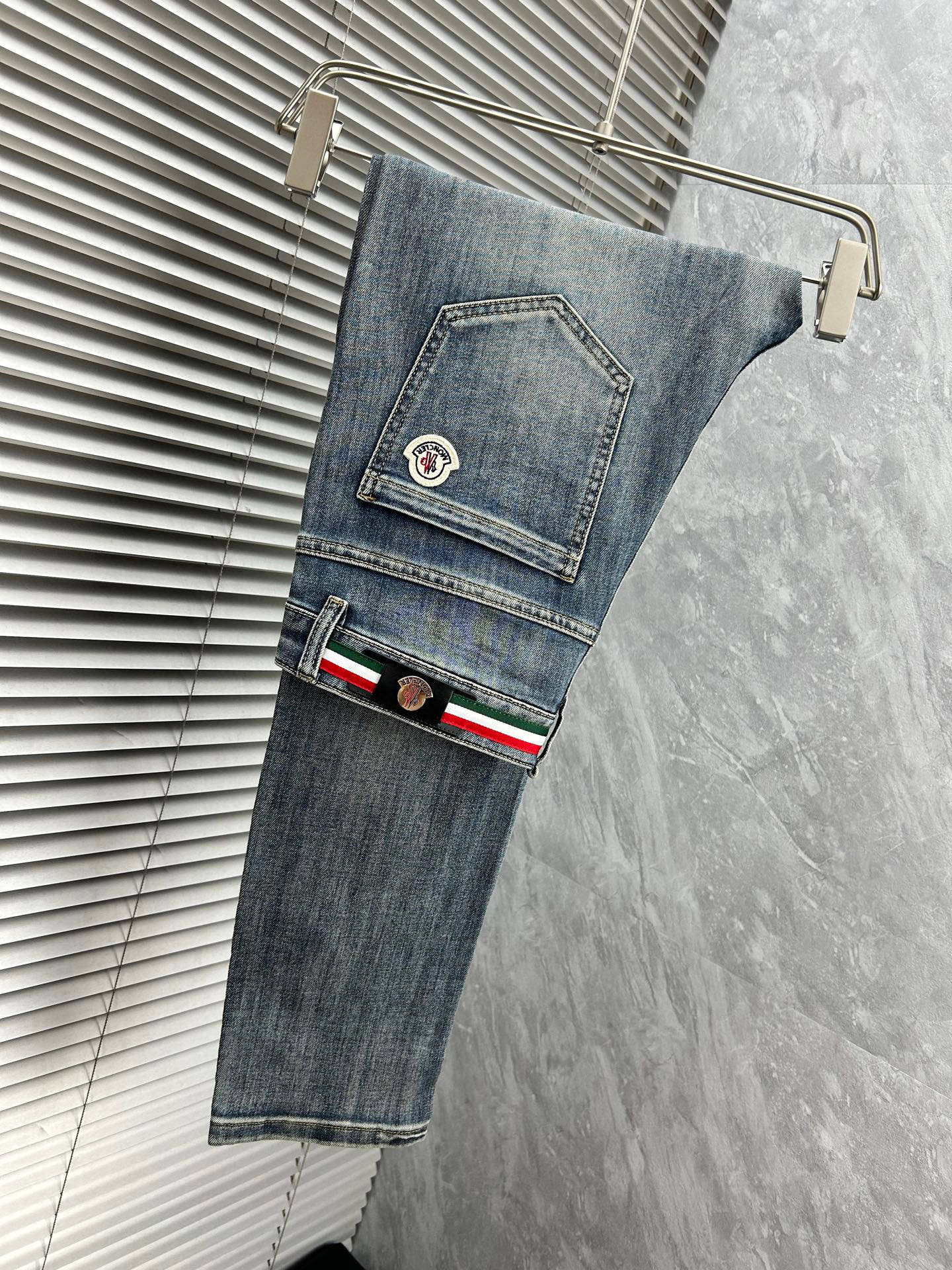 NO:913381,Mengkou's new spring and summer slim straight jeans!  Heavy-duty fermentation and washing process, the slim straight version with elastic upper body is very comfortable, and it is very classy to wear. Needless to say, the style and tailoring of the pants, the G mesh logo is highly recognizable!  Truly a first-class top trendy product!  Really top-notch jeans, using Turkish cotton to produce the most famous denim fabric. The quality is outstanding. After heavy-duty fermentation and washing, the pants are very soft!  The straight-leg version is not picky and the upper body is absolutely stylish!  !  !  Size 29——3837,,Moncler,jeans,19860909蒙口春夏新款修身直筒牛仔裤！重工酵磨水洗工艺,修身直筒版型带弹力上身非常舒适,穿出去非常有档次,裤型款式和裁剪亦无需多言 ,G网Logo辨识度极高！真正一等一顶级潮品！真正殿堂级的牛仔裤,选用土耳其的棉花 生产出最有名的单宁布 品质卓然,经过重工酵磨水洗使得裤子很柔软！直脚的版型 不挑人 上身绝对的有型！！！尺码29——3837,,Moncler,jeans,,Men's clothing