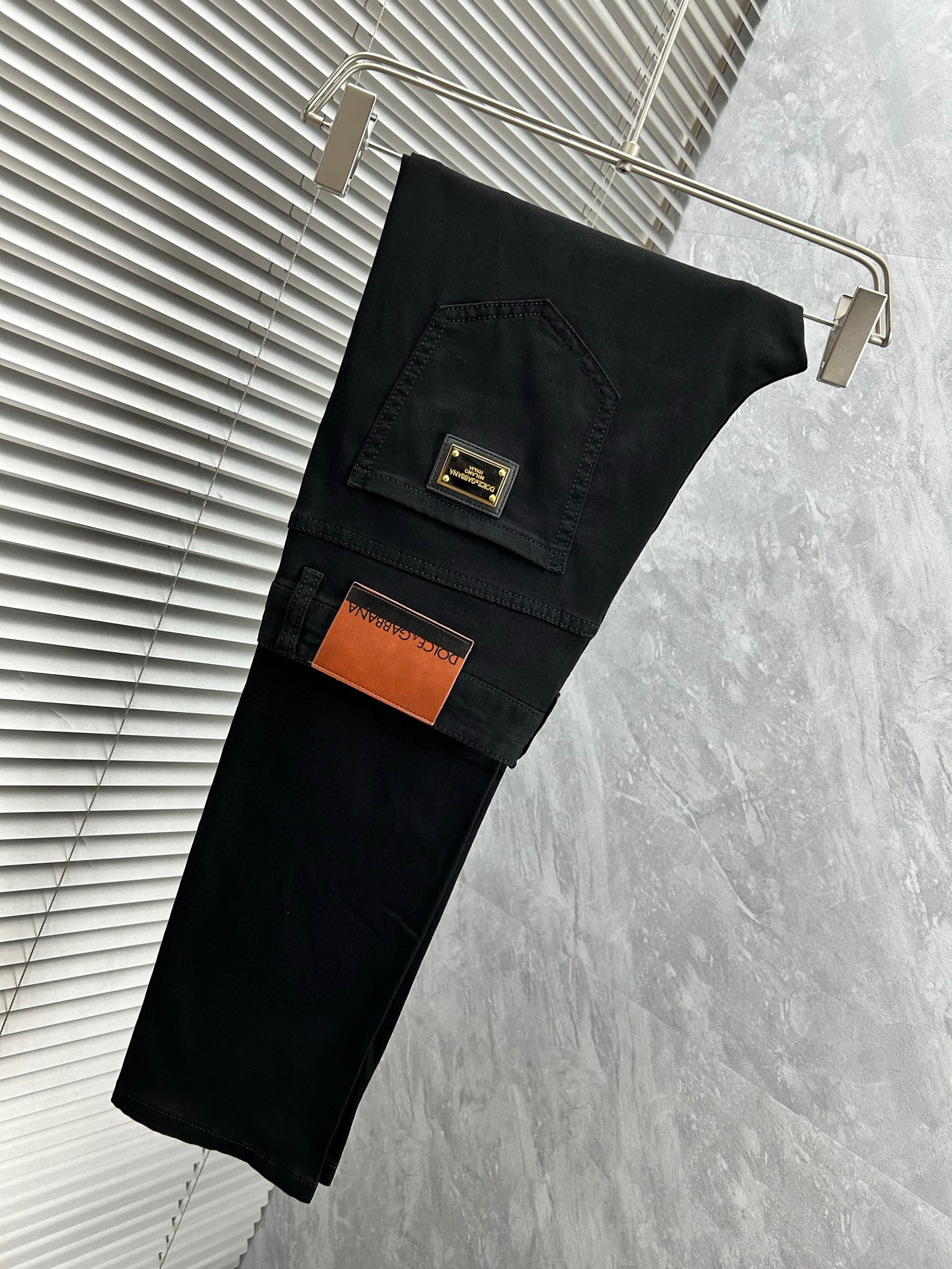 NO:913378,DG's new spring and summer slim straight jeans!  Heavy-duty fermentation and washing process, the slim straight version with elastic upper body is very comfortable, and it is very classy to wear. Needless to say, the style and tailoring of the pants, the G mesh logo is highly recognizable!  Truly a first-class top trendy product!  Really top-notch jeans, using Turkish cotton to produce the most famous denim fabric. The quality is outstanding. After heavy-duty fermentation and washing, the pants are very soft!  The straight-leg version is not picky and the upper body is absolutely stylish!  !  !  Size 29——3837,,jeans,19860909DG春夏新款修身直筒牛仔裤！重工酵磨水洗工艺,修身直筒版型带弹力上身非常舒适,穿出去非常有档次,裤型款式和裁剪亦无需多言 ,G网Logo辨识度极高！真正一等一顶级潮品！真正殿堂级的牛仔裤,选用土耳其的棉花 生产出最有名的单宁布 品质卓然,经过重工酵磨水洗使得裤子很柔软！直脚的版型 不挑人 上身绝对的有型！！！尺码29——3837,,jeans,,Men's clothing