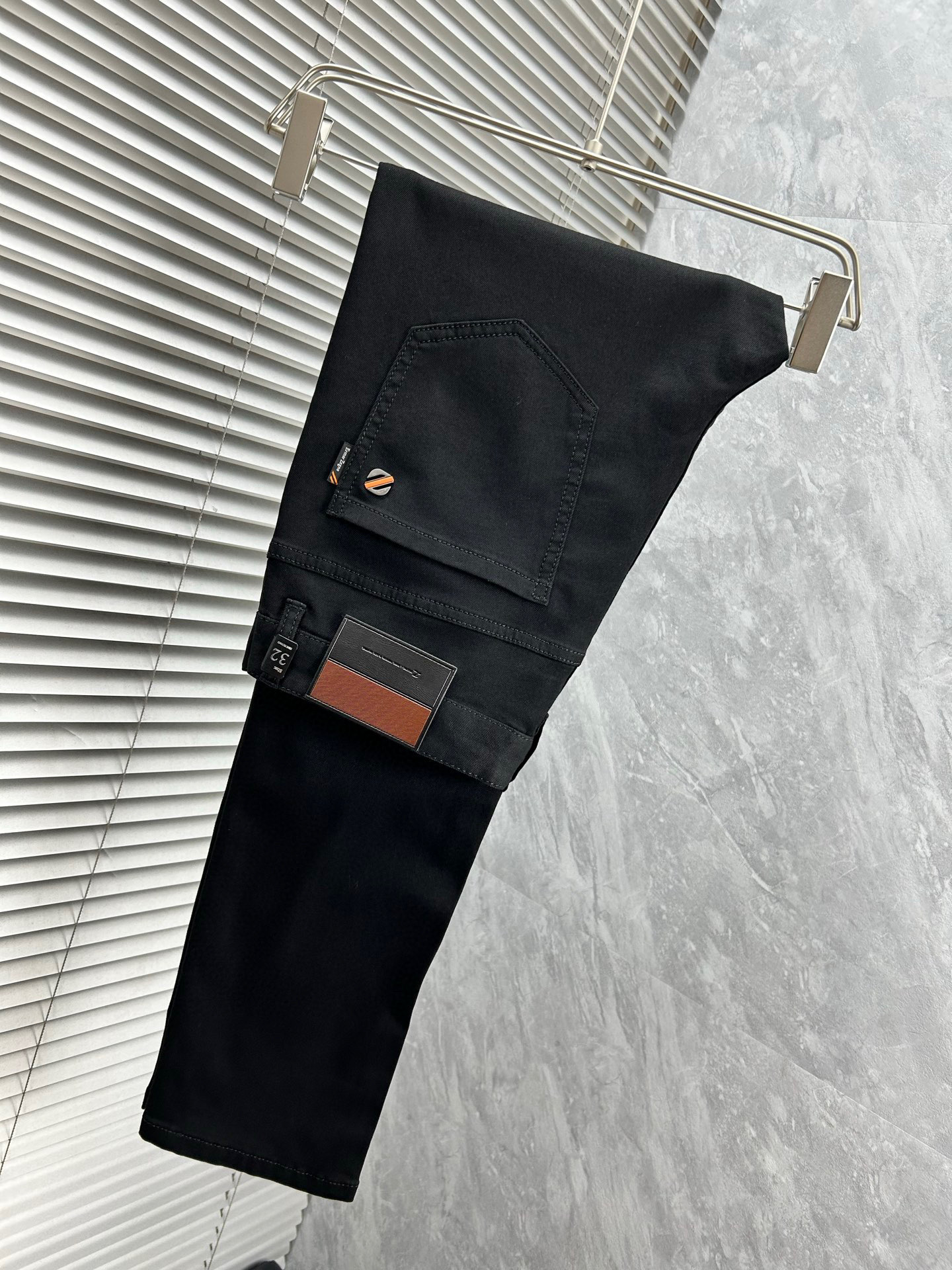 NO:913375,Ermenegildo Zegna's new spring and summer slim straight jeans!  Heavy-duty fermentation and washing process, the slim straight version with elastic upper body is very comfortable, and it is very classy to wear. Needless to say, the style and tailoring of the pants, the G mesh logo is highly recognizable!  Truly a first-class top trendy product!  Really top-notch jeans, using Turkish cotton to produce the most famous denim fabric. The quality is outstanding. After heavy-duty fermentation and washing, the pants are very soft!  The straight-leg version is not picky and the upper body is absolutely stylish!  !  !  Size 29——3837,,zegna,jeans,19860909杰尼亚春夏新款修身直筒牛仔裤！重工酵磨水洗工艺,修身直筒版型带弹力上身非常舒适,穿出去非常有档次,裤型款式和裁剪亦无需多言 ,G网Logo辨识度极高！真正一等一顶级潮品！真正殿堂级的牛仔裤,选用土耳其的棉花 生产出最有名的单宁布 品质卓然,经过重工酵磨水洗使得裤子很柔软！直脚的版型 不挑人 上身绝对的有型！！！尺码29——3837,,zegna,jeans,,Men's clothing