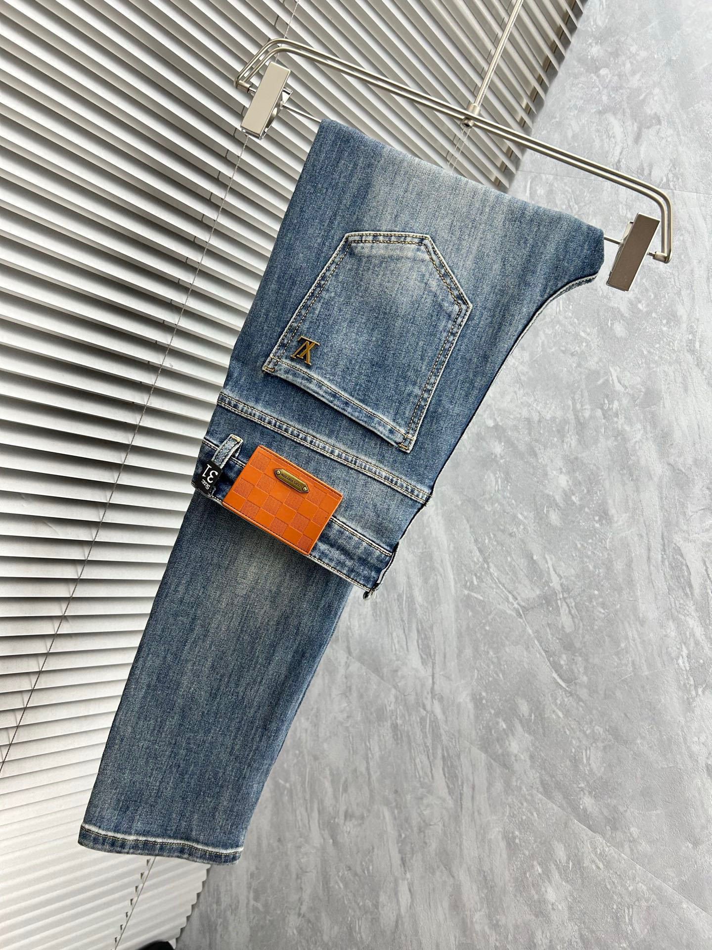 NO:913372,LV’s new spring and summer slim straight jeans!  Heavy-duty fermentation and washing process, the slim straight version with elastic upper body is very comfortable, and it is very classy to wear. Needless to say, the style and tailoring of the pants, the G mesh logo is highly recognizable!  Truly a first-class top trendy product!  Really top-notch jeans, using Turkish cotton to produce the most famous denim fabric. The quality is outstanding. After heavy-duty fermentation and washing, the pants are very soft!  The straight-leg version is not picky and the upper body is absolutely stylish!  !  !  Size 29——3837,,louis vuitton,jeans,19860909LV春夏新款修身直筒牛仔裤！重工酵磨水洗工艺,修身直筒版型带弹力上身非常舒适,穿出去非常有档次,裤型款式和裁剪亦无需多言 ,G网Logo辨识度极高！真正一等一顶级潮品！真正殿堂级的牛仔裤,选用土耳其的棉花 生产出最有名的单宁布 品质卓然,经过重工酵磨水洗使得裤子很柔软！直脚的版型 不挑人 上身绝对的有型！！！尺码29——3837,,louis vuitton,jeans,,Men's clothing